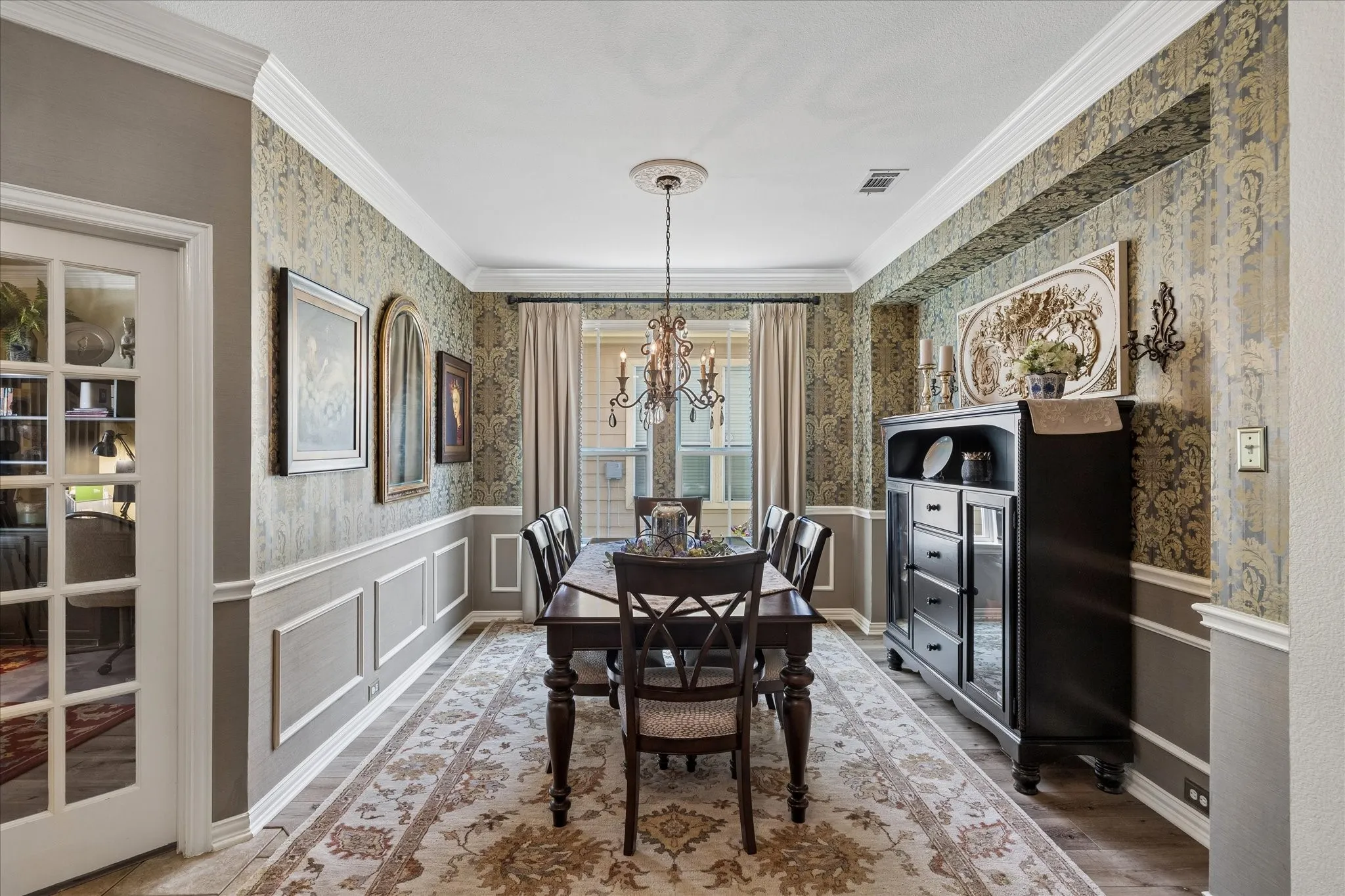 Plenty of room for those dinner parties.