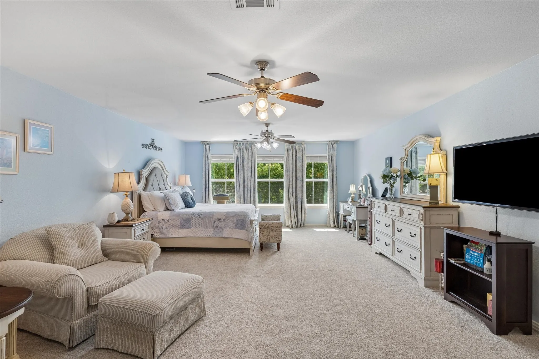 Large second primary for multigenerational living or use as flex space.