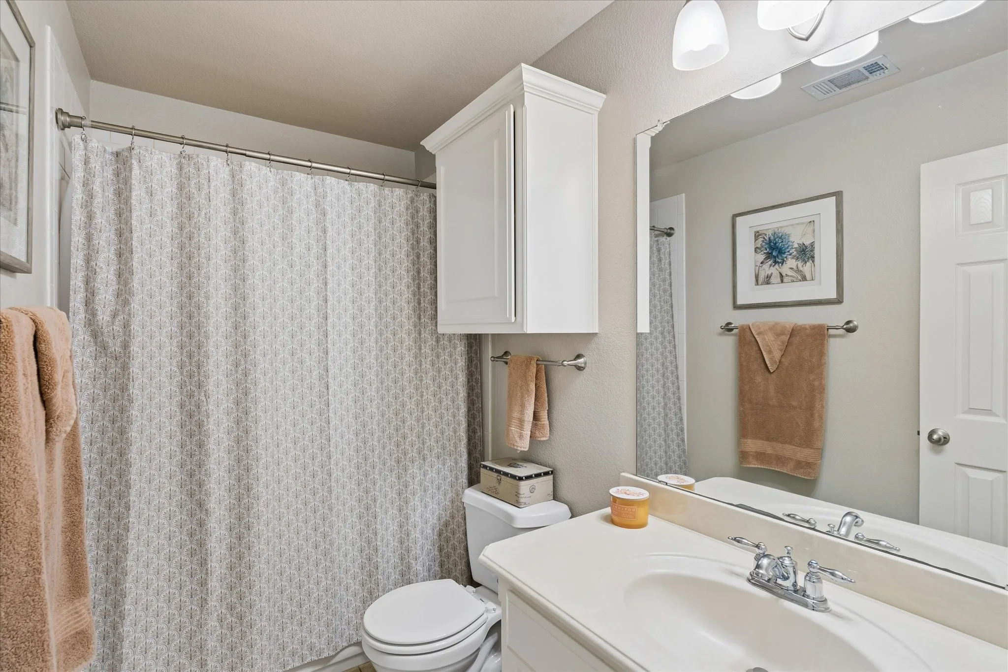 Upstairs bathroom for secondary bedrooms