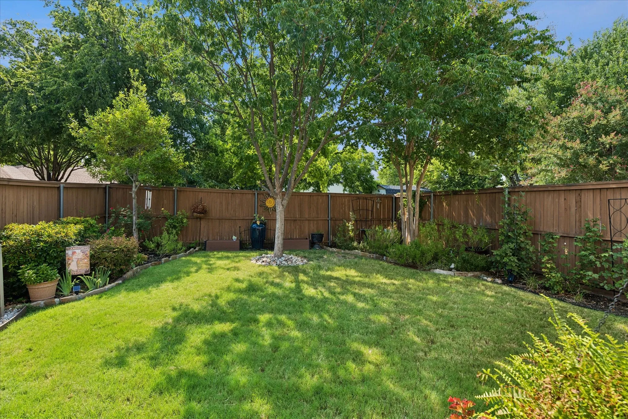Private backyard to piddle around in and garden if you like. Gorgeous well taken care of shade trees.