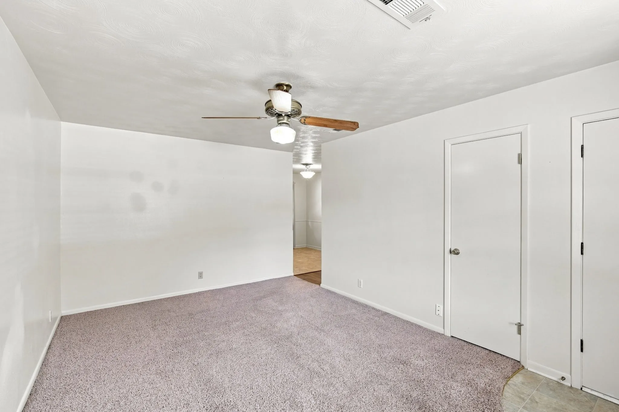 Single Family Residence For Sale in Ellis County , 1420 Austin Drive, Ennis, Texas 75119, 3 Bedroom, 2 Bathroom, 1 Garage spaces, 1,048 Sqft, built in 1966, mls#21346190, Real Estate Agent in Ennis, Homes For Sale in Ellis county, Homes For Sale in Ennis, Realtor in Ennis Texas, Real Estate Brokerage Independent Realty Texas, Luminita Cordes Realtor