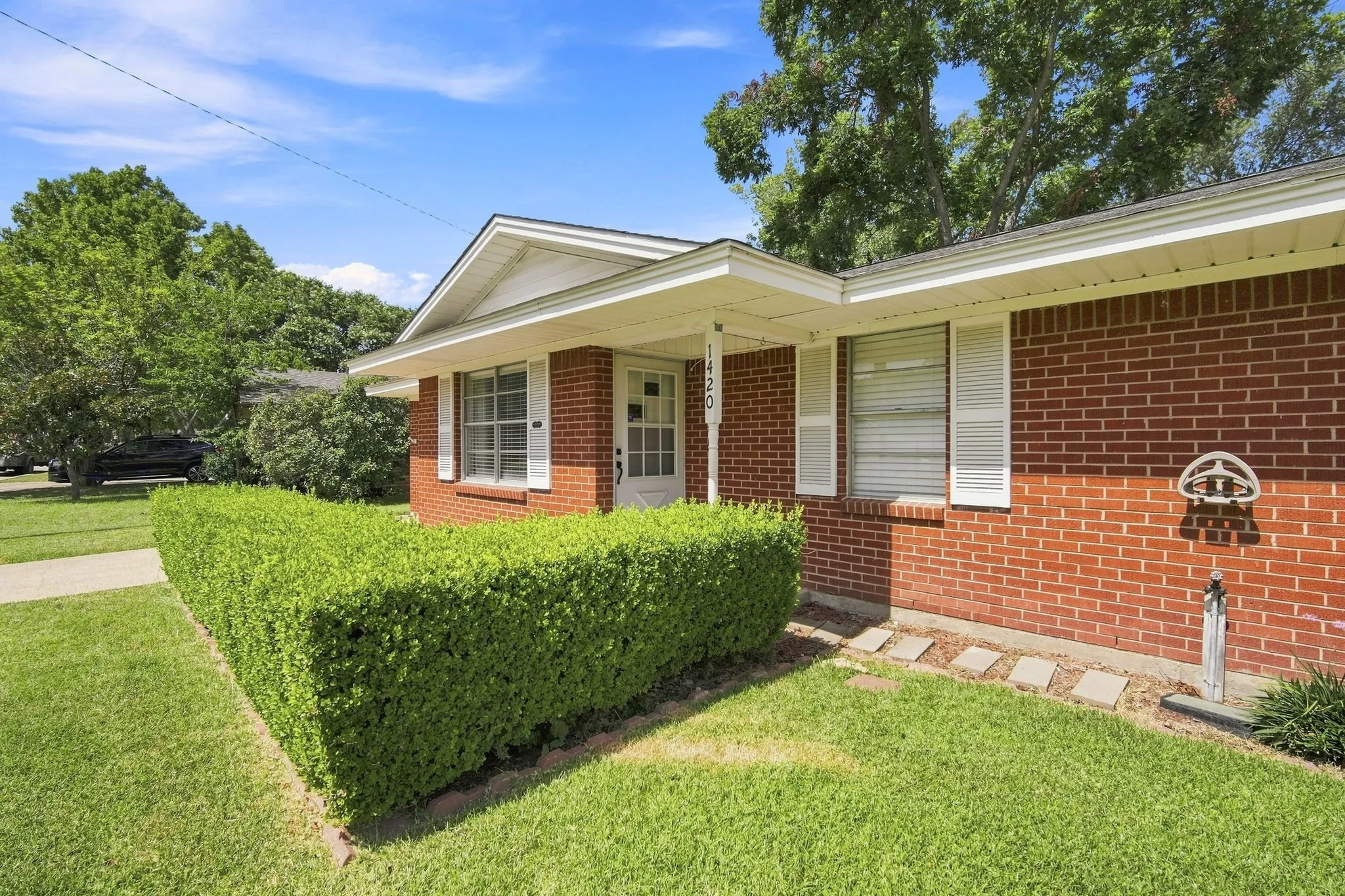 Single Family Residence For Sale in Ellis County , 1420 Austin Drive, Ennis, Texas 75119, 3 Bedroom, 2 Bathroom, 1 Garage spaces, 1,048 Sqft, built in 1966, mls#21346190, Real Estate Agent in Ennis, Homes For Sale in Ellis county, Homes For Sale in Ennis, Realtor in Ennis Texas, Real Estate Brokerage Independent Realty Texas, Luminita Cordes Realtor