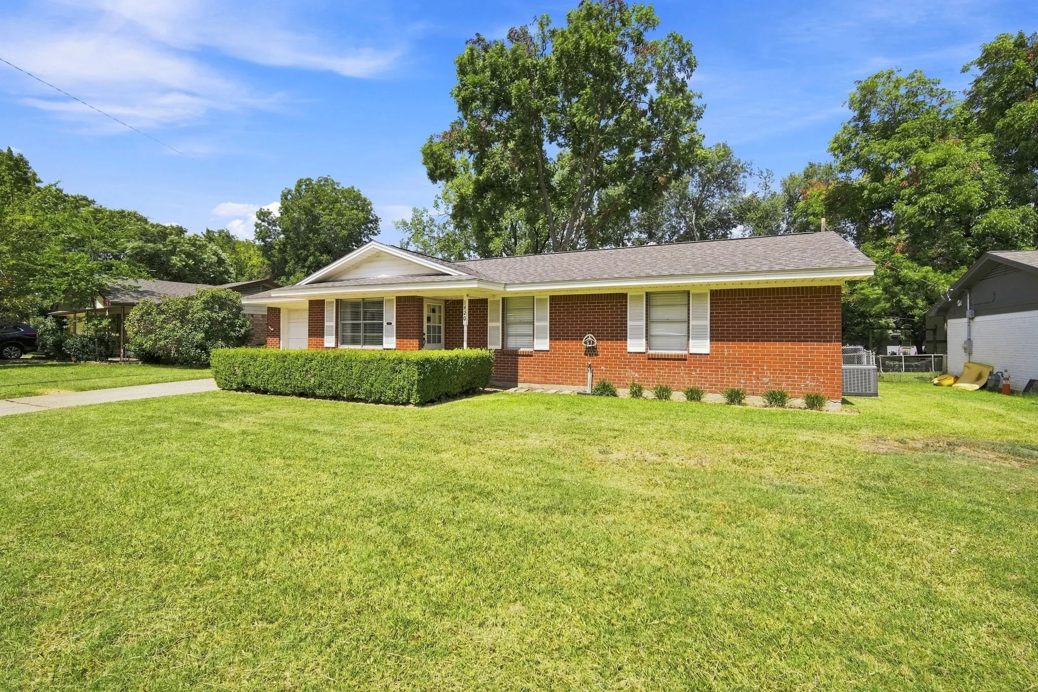 Single Family Residence For Sale in Ellis County , 1420 Austin Drive, Ennis, Texas 75119, 3 Bedroom, 2 Bathroom, 1 Garage spaces, 1,048 Sqft, built in 1966, mls#21346190, Real Estate Agent in Ennis, Homes For Sale in Ellis county, Homes For Sale in Ennis, Realtor in Ennis Texas, Real Estate Brokerage Independent Realty Texas, Luminita Cordes Realtor