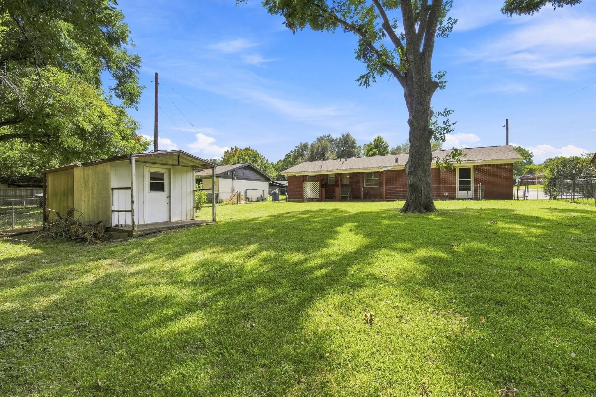 Single Family Residence For Sale in Ellis County , 1420 Austin Drive, Ennis, Texas 75119, 3 Bedroom, 2 Bathroom, 1 Garage spaces, 1,048 Sqft, built in 1966, mls#21346190, Real Estate Agent in Ennis, Homes For Sale in Ellis county, Homes For Sale in Ennis, Realtor in Ennis Texas, Real Estate Brokerage Independent Realty Texas, Luminita Cordes Realtor