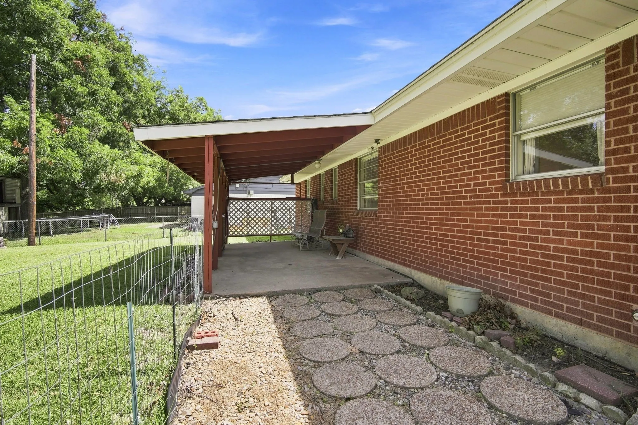 Single Family Residence For Sale in Ellis County , 1420 Austin Drive, Ennis, Texas 75119, 3 Bedroom, 2 Bathroom, 1 Garage spaces, 1,048 Sqft, built in 1966, mls#21346190, Real Estate Agent in Ennis, Homes For Sale in Ellis county, Homes For Sale in Ennis, Realtor in Ennis Texas, Real Estate Brokerage Independent Realty Texas, Luminita Cordes Realtor