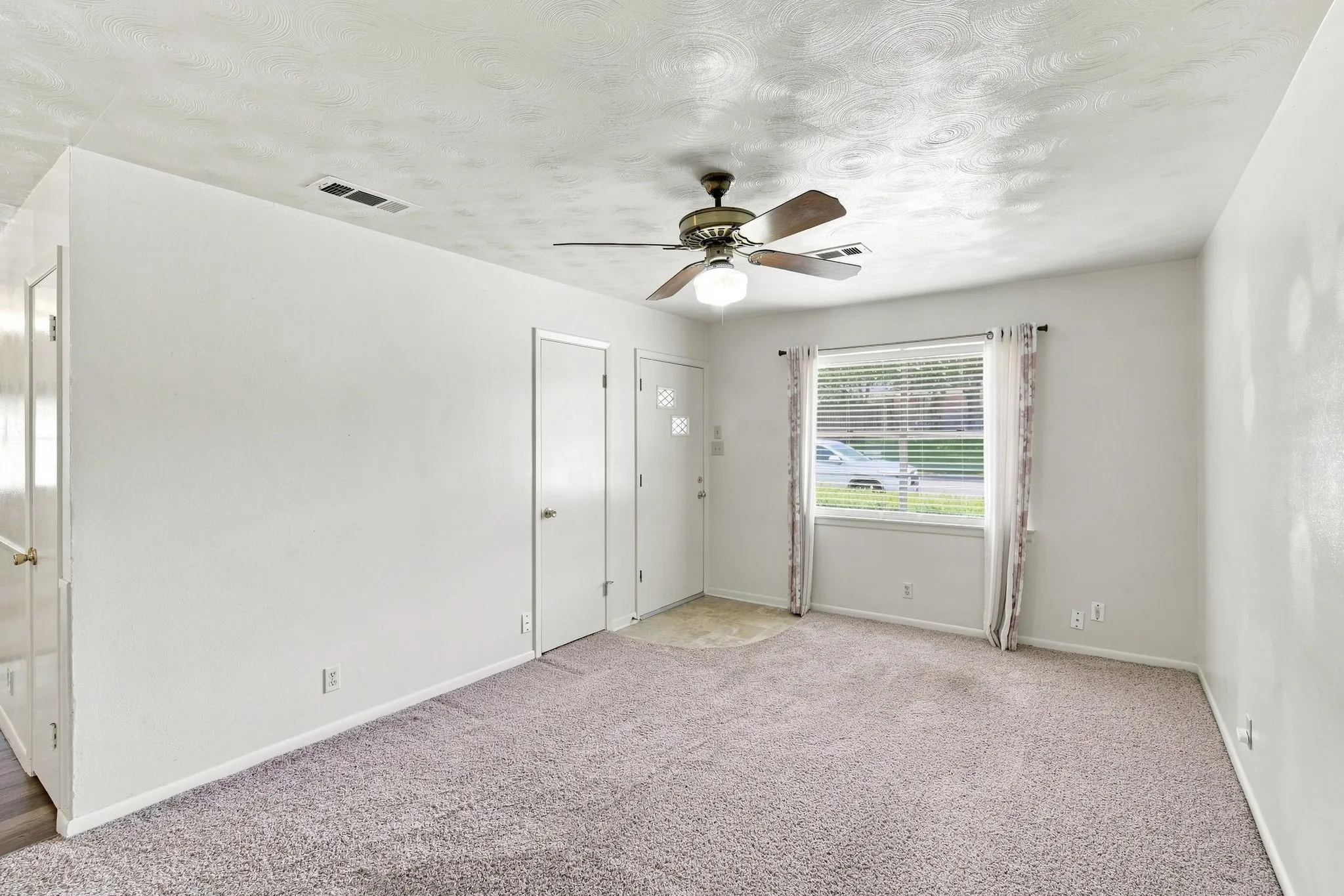 Single Family Residence For Sale in Ellis County , 1420 Austin Drive, Ennis, Texas 75119, 3 Bedroom, 2 Bathroom, 1 Garage spaces, 1,048 Sqft, built in 1966, mls#21346190, Real Estate Agent in Ennis, Homes For Sale in Ellis county, Homes For Sale in Ennis, Realtor in Ennis Texas, Real Estate Brokerage Independent Realty Texas, Luminita Cordes Realtor