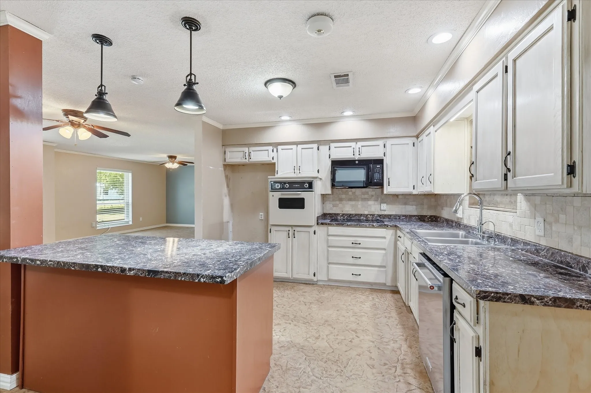 Single Family Residence For Sale in Denton County , 8766 Webb Road, Ponder, Texas 76259, 4 Bedroom, 3 Bathroom, 2 Garage spaces, 2,372 Sqft, built in 1984, mls#21346273, Real Estate Agent in Ponder, Homes For Sale in Denton county, Homes For Sale in Ponder, Realtor in Ponder Texas, Real Estate Brokerage Independent Realty Texas, Luminita Cordes Realtor