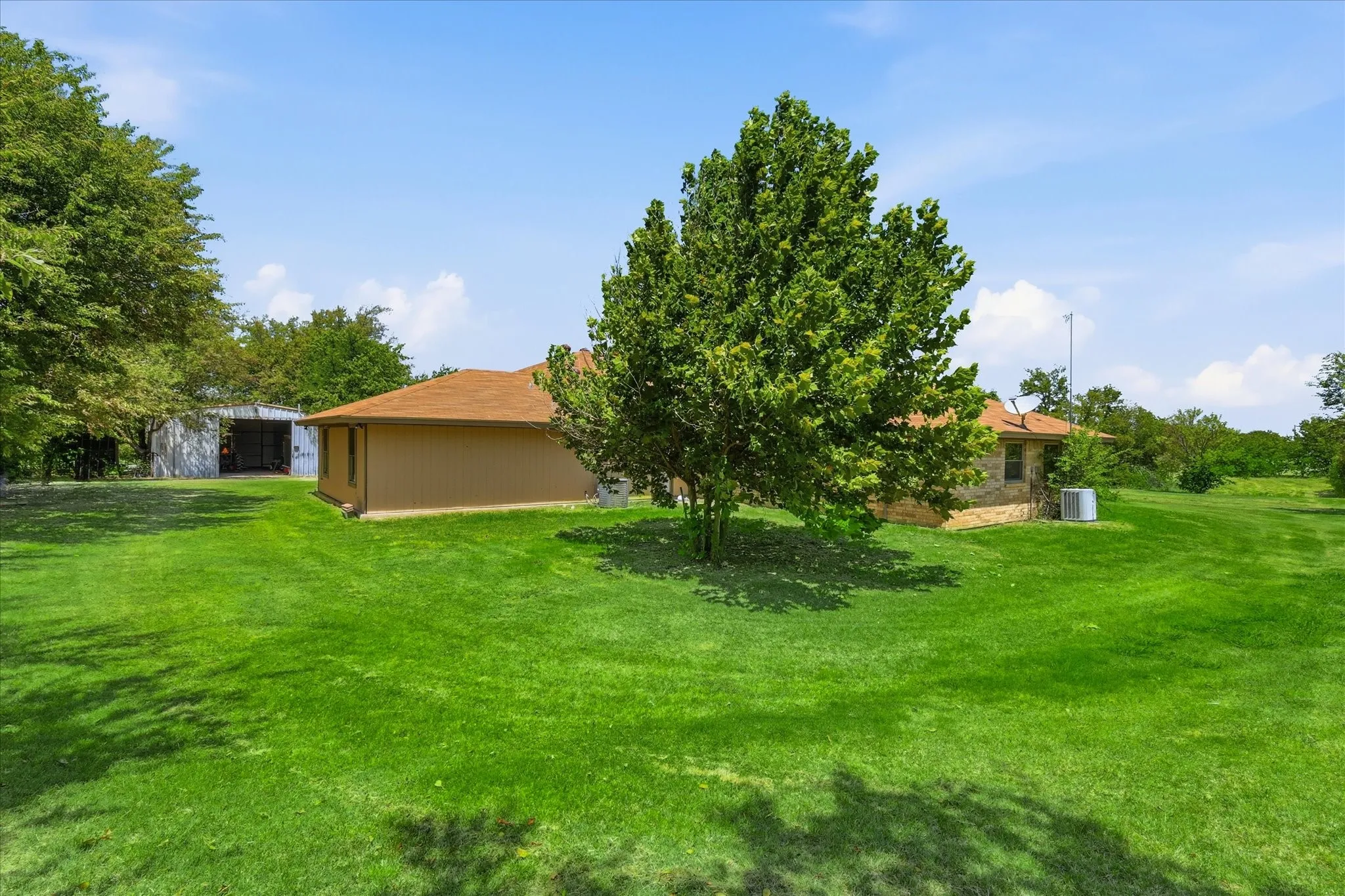 Single Family Residence For Sale in Denton County , 8766 Webb Road, Ponder, Texas 76259, 4 Bedroom, 3 Bathroom, 2 Garage spaces, 2,372 Sqft, built in 1984, mls#21346273, Real Estate Agent in Ponder, Homes For Sale in Denton county, Homes For Sale in Ponder, Realtor in Ponder Texas, Real Estate Brokerage Independent Realty Texas, Luminita Cordes Realtor
