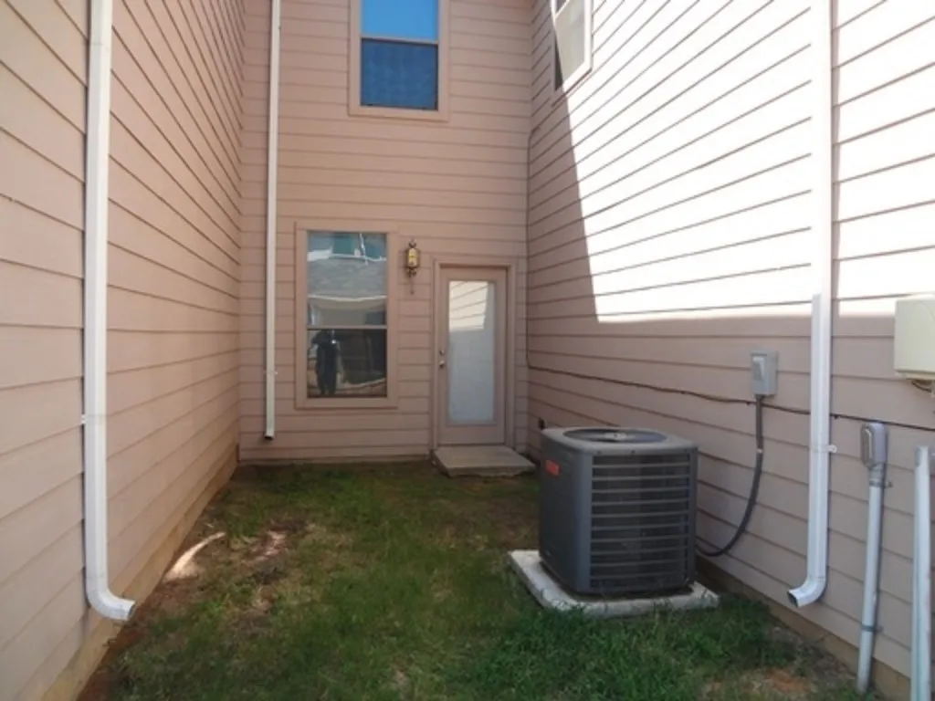 Townhouse For Rent in Denton County , 5405 Soledad Drive, Denton, Texas 76208, 3 Bedrooms, 3 Bathrooms, 2 Garage spaces, 1,672 Sqft, built in 2007, Price $1,900, mls#21346274, Real Estate Agent in Denton, Homes For Rent in Denton county, Homes For Rent in Denton, Realtor in Denton Texas, Real Estate Brokerage Independent Realty Texas, Luminita Cordes Realtor