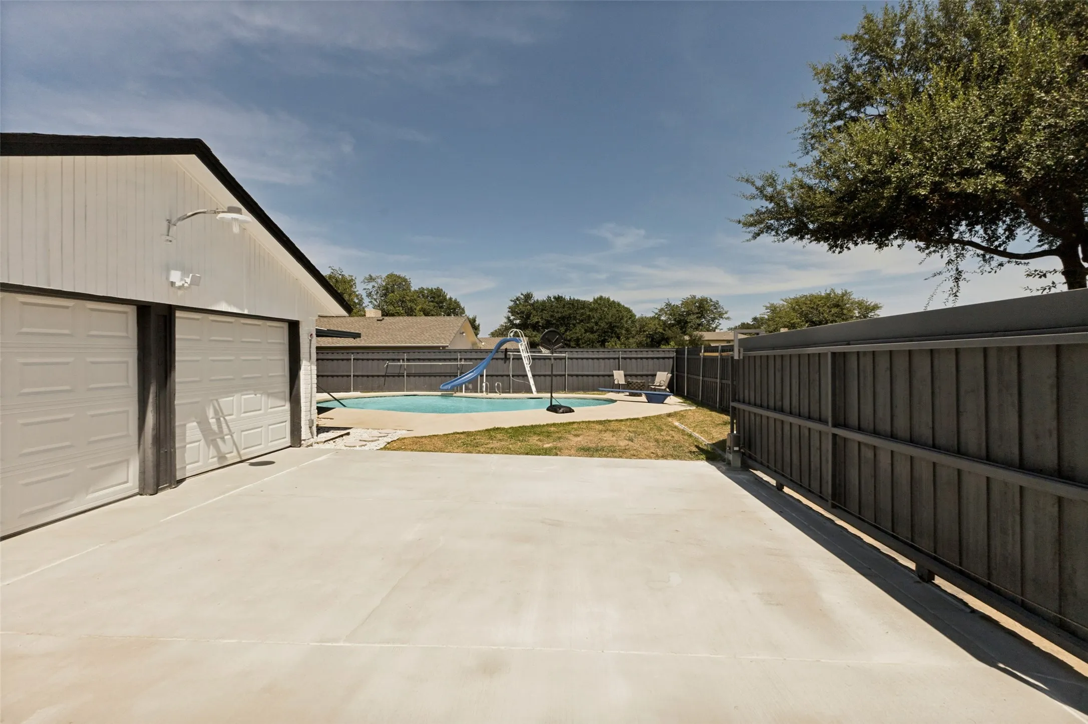 Single Family Residence For Sale in Dallas County , 2150 Richwood Drive, Garland, Texas 75044, 4 Bedroom, 2 Bathroom, 2 Garage spaces, 1,614 Sqft, built in 1972, mls#21346234, Real Estate Agent in Garland, Homes For Sale in Dallas county, Homes For Sale in Garland, Realtor in Garland Texas, Real Estate Brokerage Independent Realty Texas, Luminita Cordes Realtor