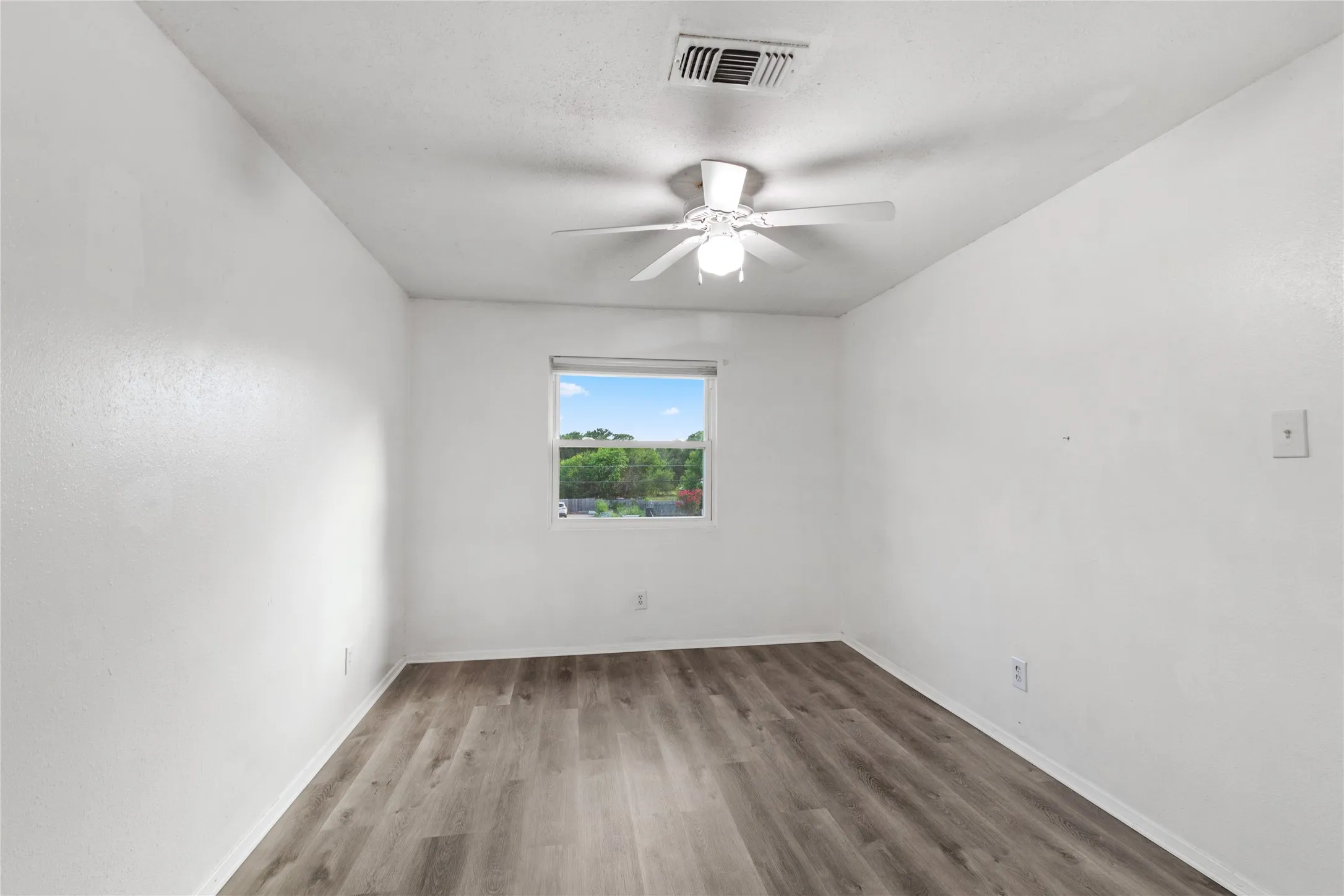 Single Family Residence For Rent in Mc Lennan County , 6301 Sydney Drive, Waco, Texas 76708, 3 Bedrooms, 2 Bathrooms, Garage spaces, 1,524 Sqft, built in 1993, Price $2,000, mls#21346282, Real Estate Agent in Waco, Homes For Rent in Mc Lennan county, Homes For Rent in Waco, Realtor in Waco Texas, Real Estate Brokerage Independent Realty Texas, Luminita Cordes Realtor