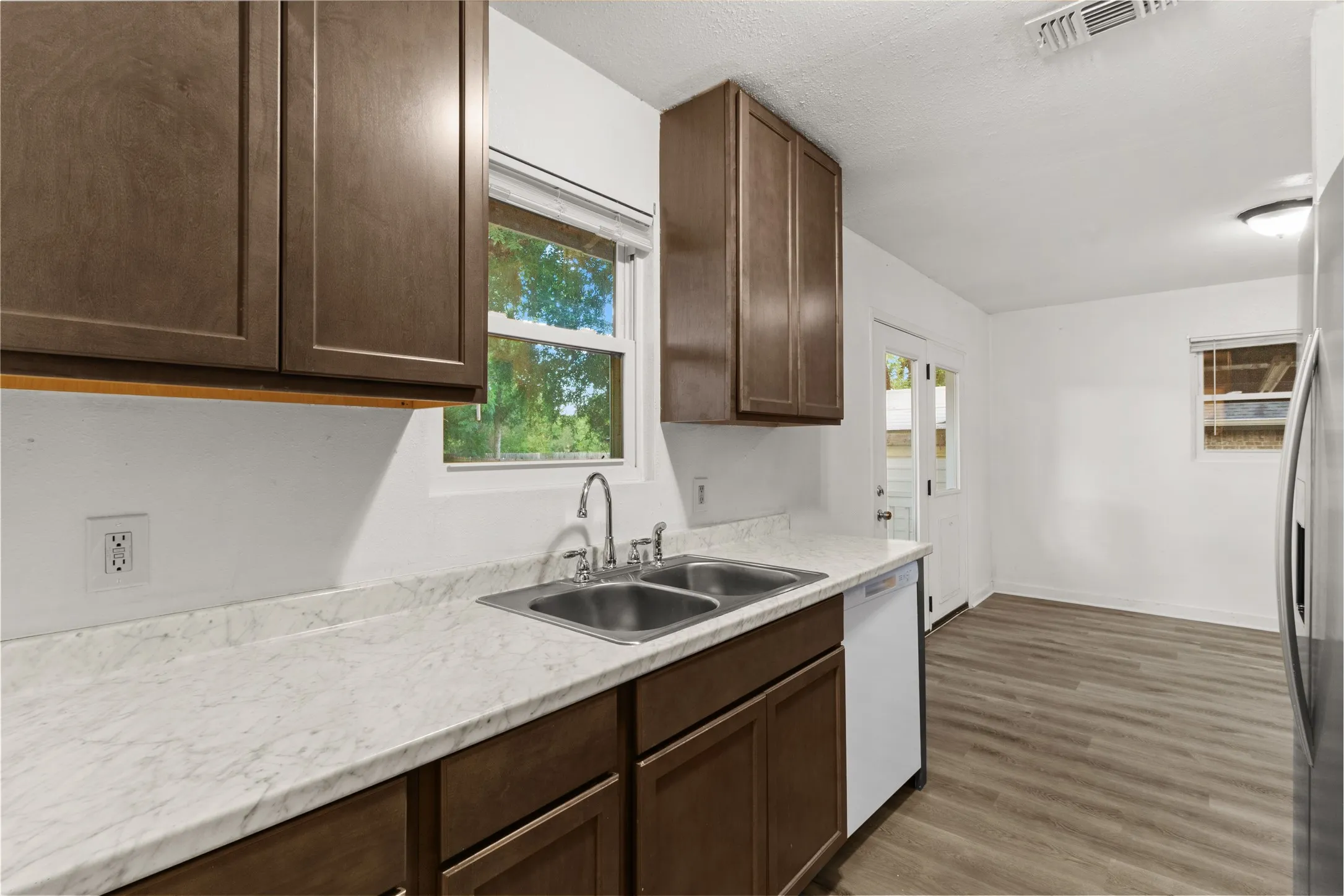 Single Family Residence For Rent in Mc Lennan County , 6301 Sydney Drive, Waco, Texas 76708, 3 Bedrooms, 2 Bathrooms, Garage spaces, 1,524 Sqft, built in 1993, Price $2,000, mls#21346282, Real Estate Agent in Waco, Homes For Rent in Mc Lennan county, Homes For Rent in Waco, Realtor in Waco Texas, Real Estate Brokerage Independent Realty Texas, Luminita Cordes Realtor