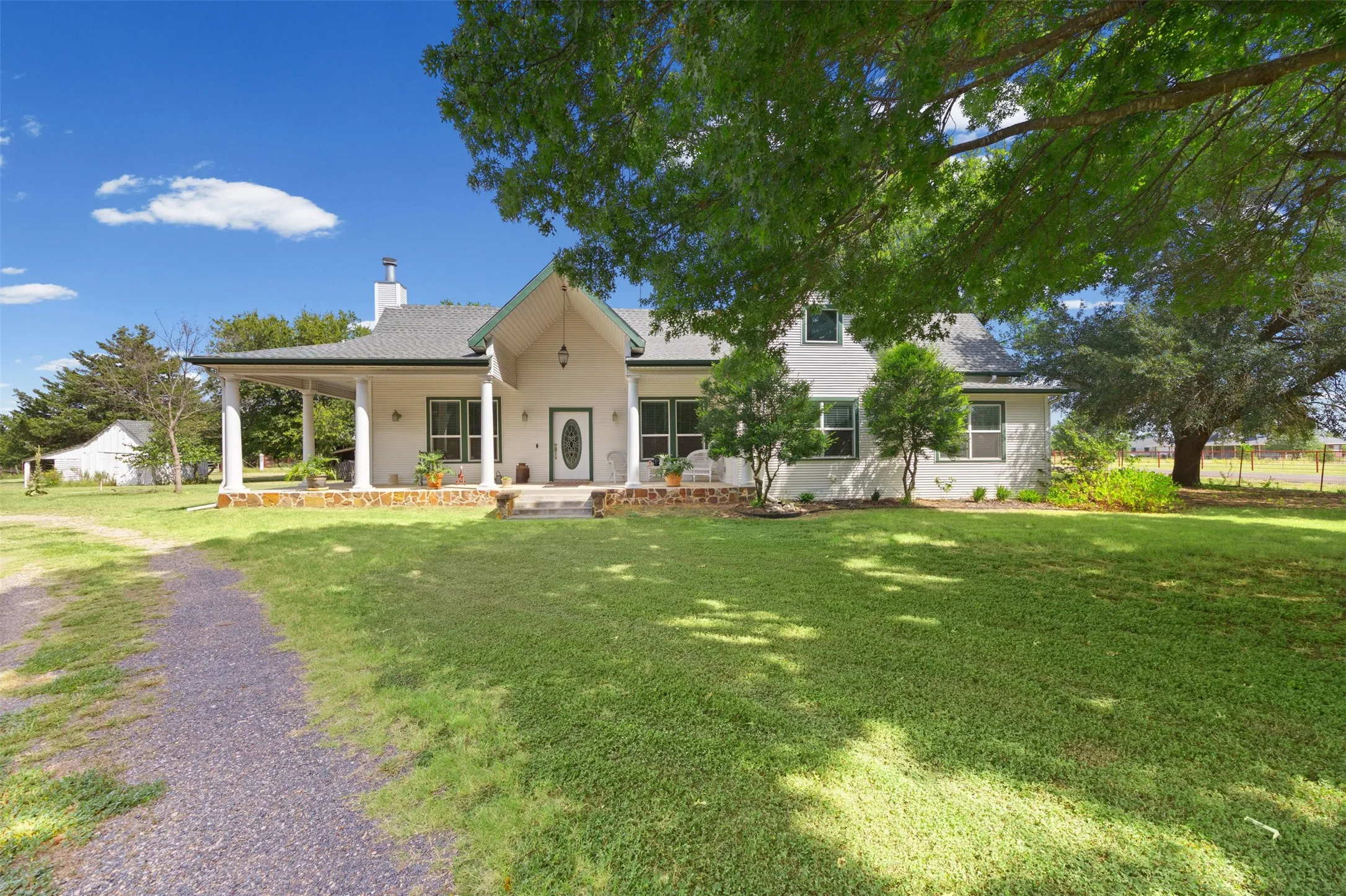 Single Family Residence For Sale in Ellis County , 1372 Greathouse Road, Waxahachie, Texas 75167, 2 Bedroom, 3 Bathroom, Garage spaces, 2,048 Sqft, built in 2019, mls#21345598, Real Estate Agent in Waxahachie, Homes For Sale in Ellis county, Homes For Sale in Waxahachie, Realtor in Waxahachie Texas, Real Estate Brokerage Independent Realty Texas, Luminita Cordes Realtor