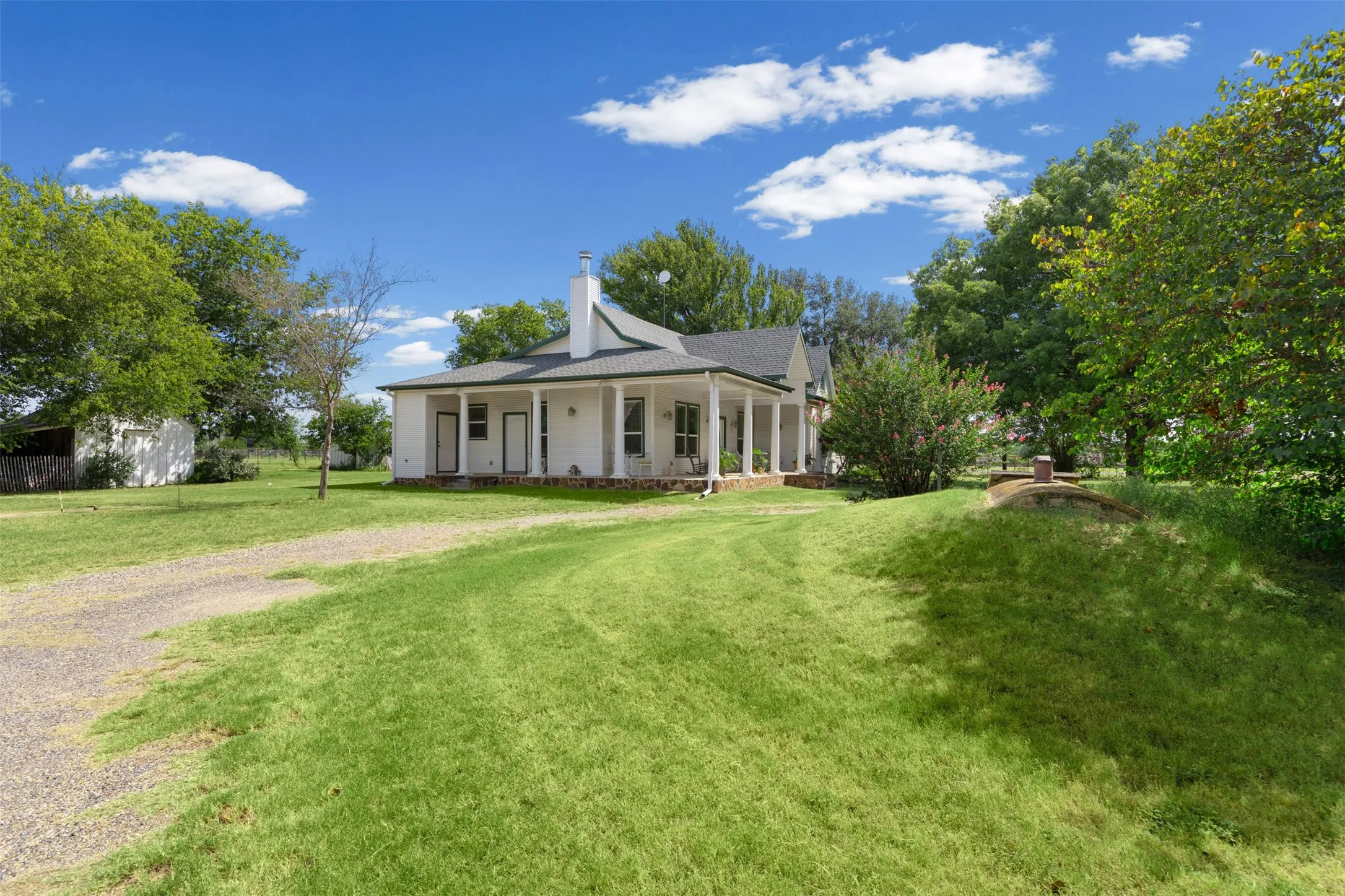 Single Family Residence For Sale in Ellis County , 1372 Greathouse Road, Waxahachie, Texas 75167, 2 Bedroom, 3 Bathroom, Garage spaces, 2,048 Sqft, built in 2019, mls#21345598, Real Estate Agent in Waxahachie, Homes For Sale in Ellis county, Homes For Sale in Waxahachie, Realtor in Waxahachie Texas, Real Estate Brokerage Independent Realty Texas, Luminita Cordes Realtor