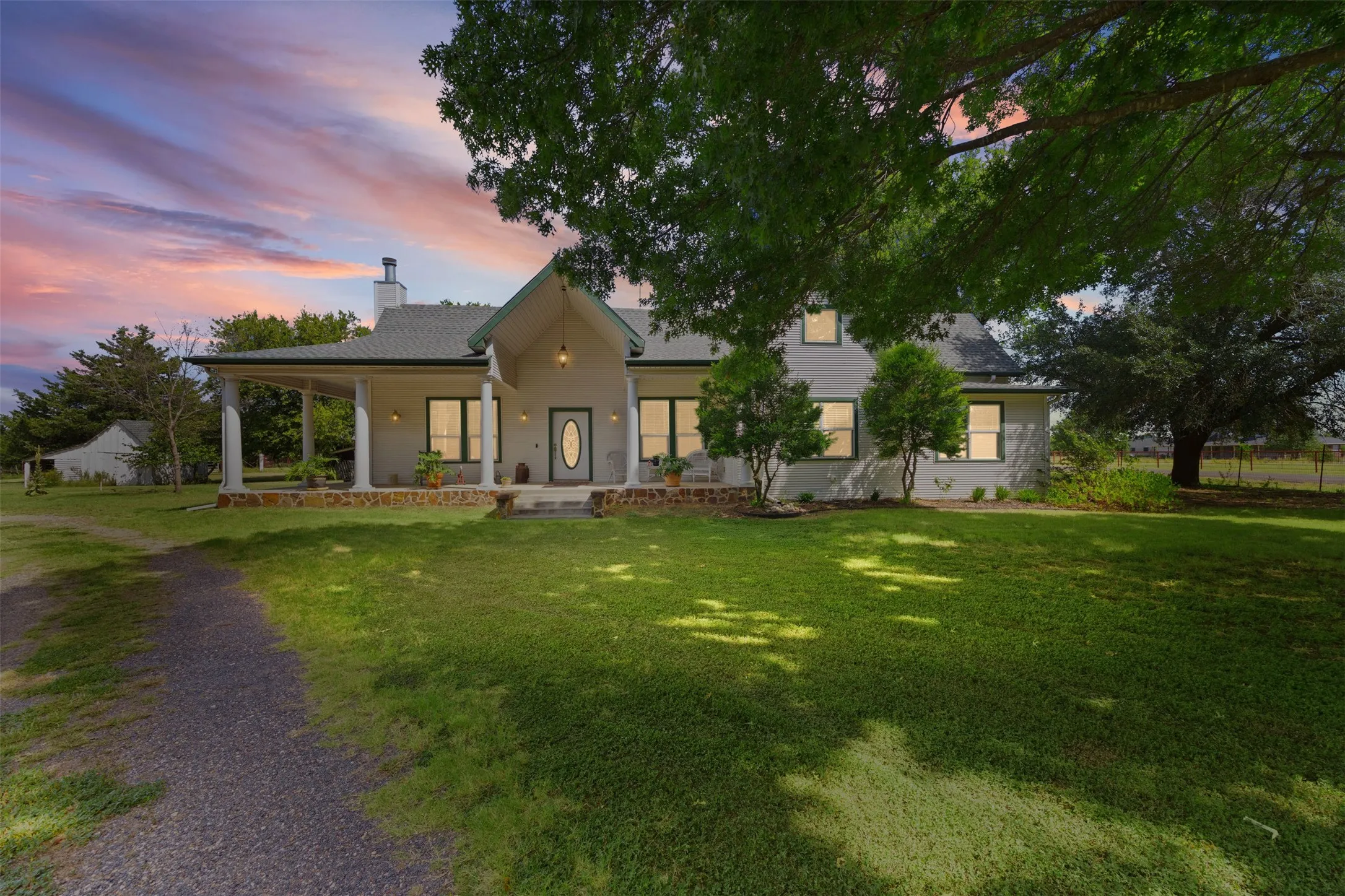Single Family Residence For Sale in Ellis County , 1372 Greathouse Road, Waxahachie, Texas 75167, 2 Bedroom, 3 Bathroom, Garage spaces, 2,048 Sqft, built in 2019, mls#21345598, Real Estate Agent in Waxahachie, Homes For Sale in Ellis county, Homes For Sale in Waxahachie, Realtor in Waxahachie Texas, Real Estate Brokerage Independent Realty Texas, Luminita Cordes Realtor