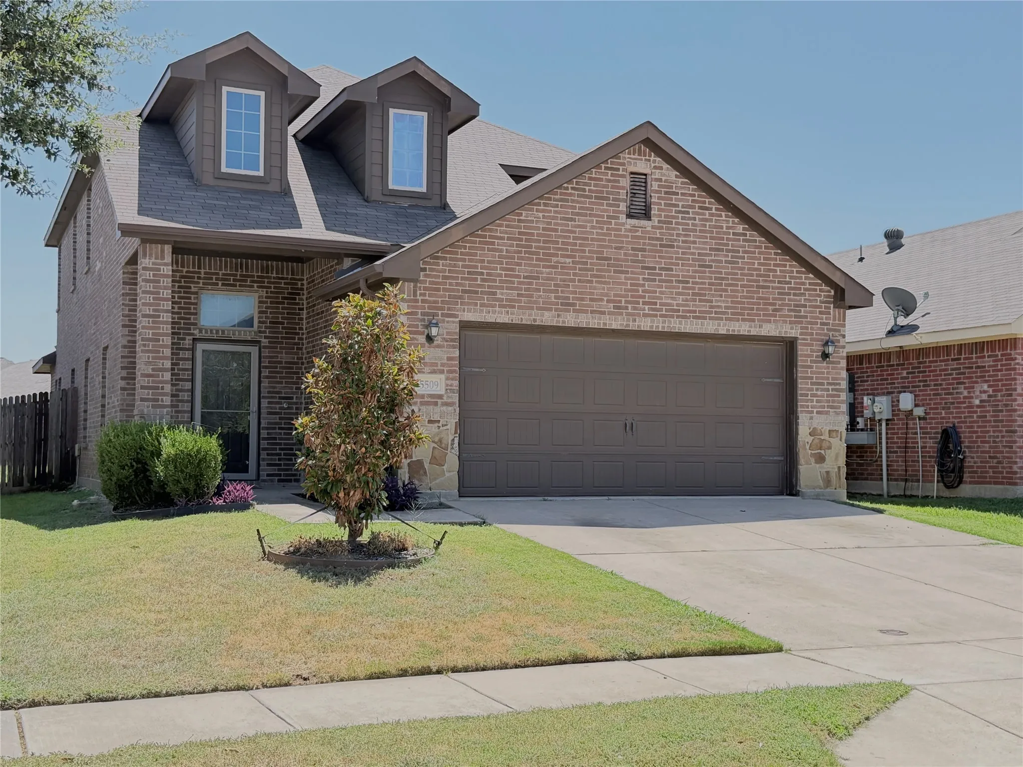 Single Family Residence For Sale in Tarrant County , 5509 Thunder Bay Drive, Fort Worth, Texas 76119, 4 Bedroom, 3 Bathroom, 2 Garage spaces, 2,016 Sqft, built in 2015, mls#21342658, Real Estate Agent in Fort Worth, Homes For Sale in Tarrant county, Homes For Sale in Fort Worth, Realtor in Fort Worth Texas, Real Estate Brokerage Independent Realty Texas, Luminita Cordes Realtor