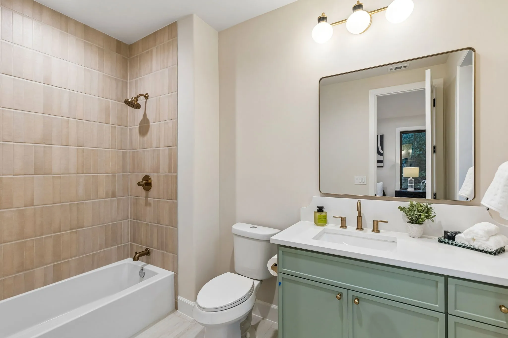 Upstairs ensuite bathroom