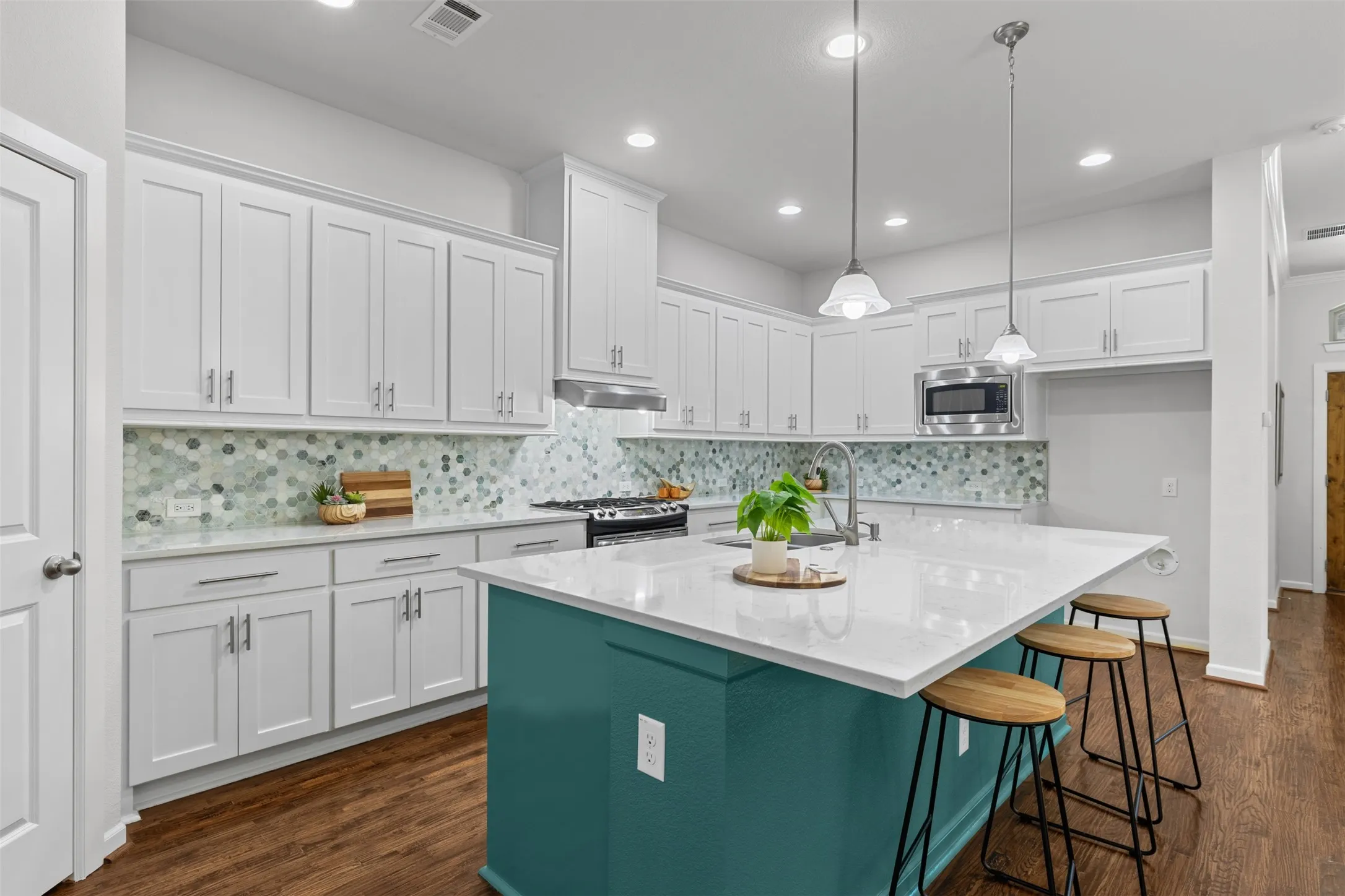 Single Family Residence For Sale in Dallas County , 6681 Escena Boulevard, Irving, Texas 75039, 3 Bedroom, 3 Bathroom, 2 Garage spaces, 2,714 Sqft, built in 2013, mls#21344884, Real Estate Agent in Irving, Homes For Sale in Dallas county, Homes For Sale in Irving, Realtor in Irving Texas, Real Estate Brokerage Independent Realty Texas, Luminita Cordes Realtor