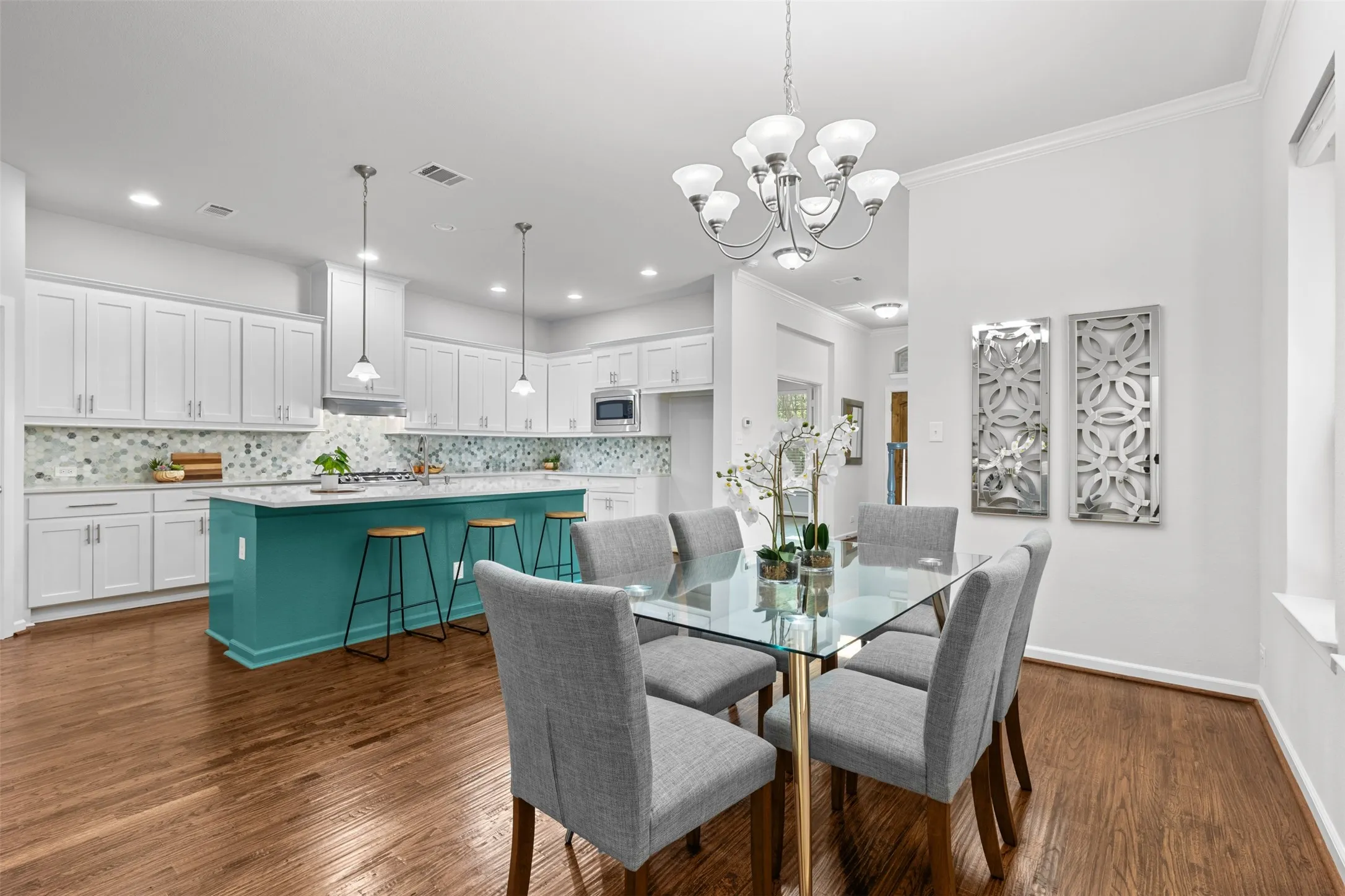 Single Family Residence For Sale in Dallas County , 6681 Escena Boulevard, Irving, Texas 75039, 3 Bedroom, 3 Bathroom, 2 Garage spaces, 2,714 Sqft, built in 2013, mls#21344884, Real Estate Agent in Irving, Homes For Sale in Dallas county, Homes For Sale in Irving, Realtor in Irving Texas, Real Estate Brokerage Independent Realty Texas, Luminita Cordes Realtor