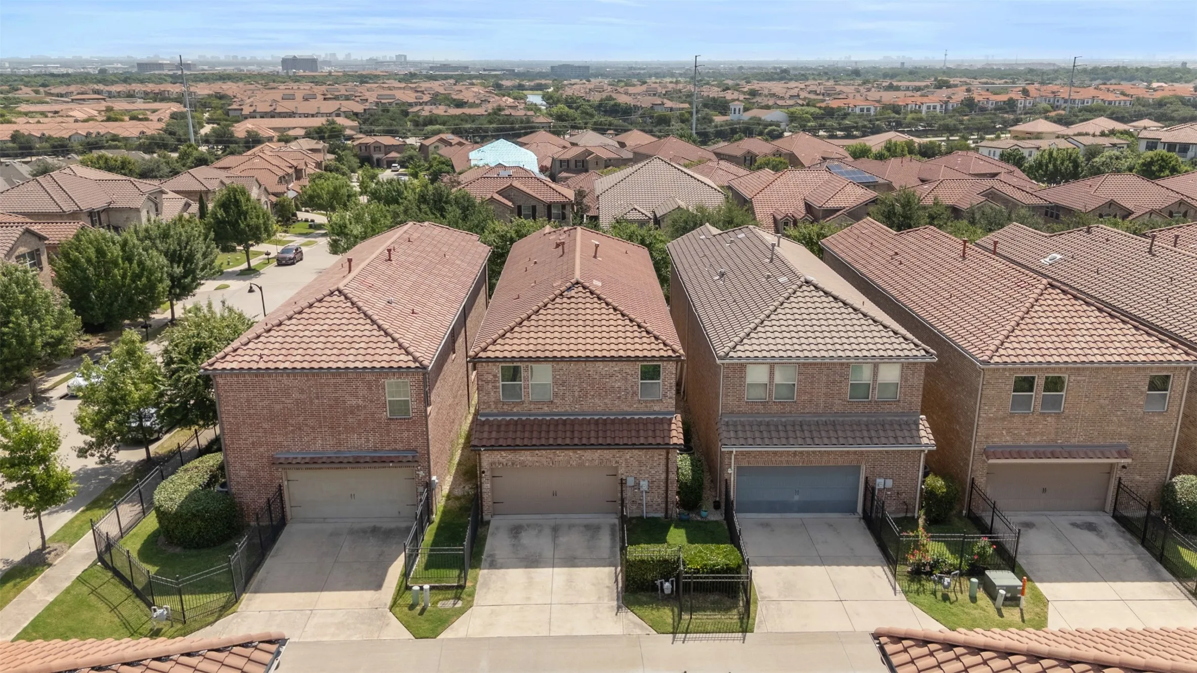 Single Family Residence For Sale in Dallas County , 6681 Escena Boulevard, Irving, Texas 75039, 3 Bedroom, 3 Bathroom, 2 Garage spaces, 2,714 Sqft, built in 2013, mls#21344884, Real Estate Agent in Irving, Homes For Sale in Dallas county, Homes For Sale in Irving, Realtor in Irving Texas, Real Estate Brokerage Independent Realty Texas, Luminita Cordes Realtor
