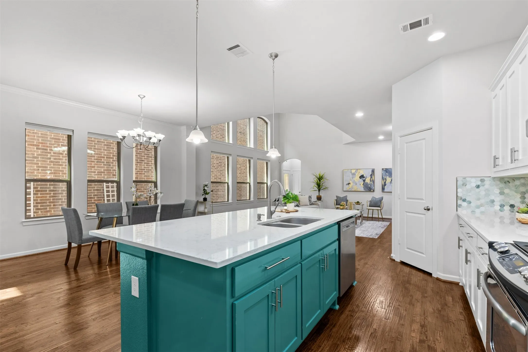 Single Family Residence For Sale in Dallas County , 6681 Escena Boulevard, Irving, Texas 75039, 3 Bedroom, 3 Bathroom, 2 Garage spaces, 2,714 Sqft, built in 2013, mls#21344884, Real Estate Agent in Irving, Homes For Sale in Dallas county, Homes For Sale in Irving, Realtor in Irving Texas, Real Estate Brokerage Independent Realty Texas, Luminita Cordes Realtor