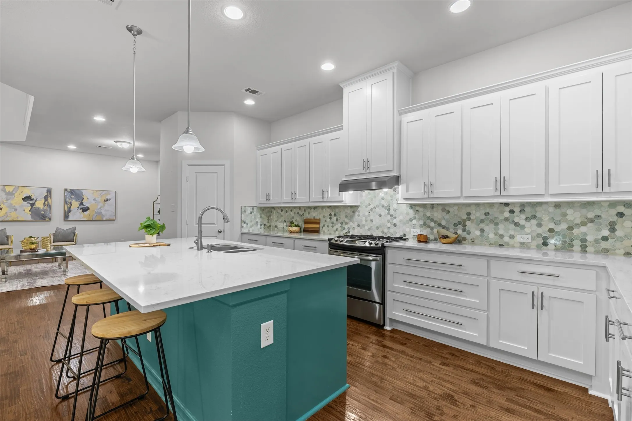 Single Family Residence For Sale in Dallas County , 6681 Escena Boulevard, Irving, Texas 75039, 3 Bedroom, 3 Bathroom, 2 Garage spaces, 2,714 Sqft, built in 2013, mls#21344884, Real Estate Agent in Irving, Homes For Sale in Dallas county, Homes For Sale in Irving, Realtor in Irving Texas, Real Estate Brokerage Independent Realty Texas, Luminita Cordes Realtor