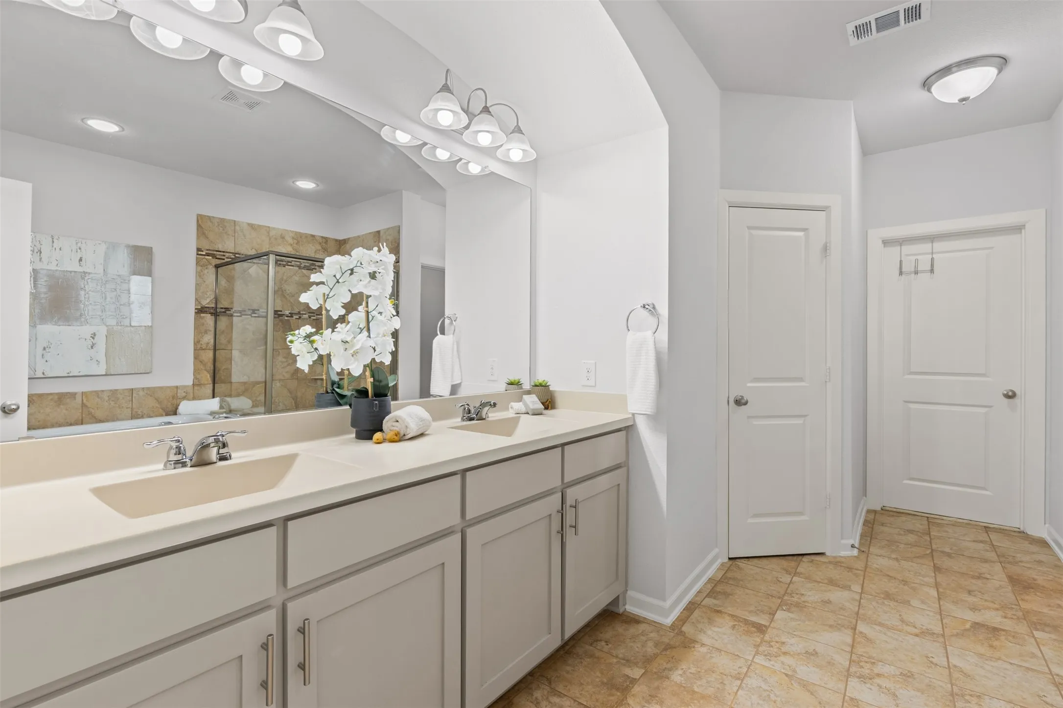 Single Family Residence For Sale in Dallas County , 6681 Escena Boulevard, Irving, Texas 75039, 3 Bedroom, 3 Bathroom, 2 Garage spaces, 2,714 Sqft, built in 2013, mls#21344884, Real Estate Agent in Irving, Homes For Sale in Dallas county, Homes For Sale in Irving, Realtor in Irving Texas, Real Estate Brokerage Independent Realty Texas, Luminita Cordes Realtor
