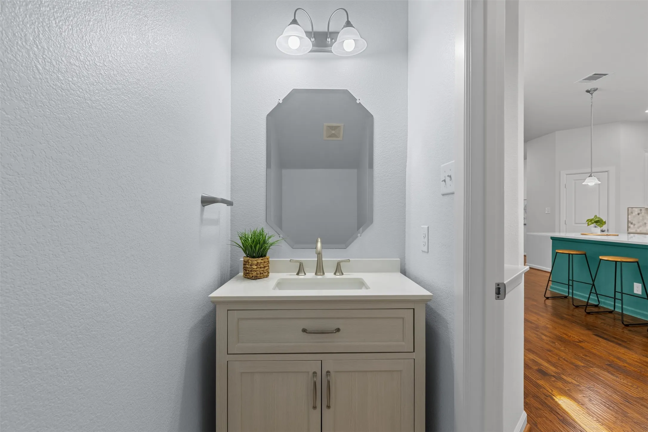 Single Family Residence For Sale in Dallas County , 6681 Escena Boulevard, Irving, Texas 75039, 3 Bedroom, 3 Bathroom, 2 Garage spaces, 2,714 Sqft, built in 2013, mls#21344884, Real Estate Agent in Irving, Homes For Sale in Dallas county, Homes For Sale in Irving, Realtor in Irving Texas, Real Estate Brokerage Independent Realty Texas, Luminita Cordes Realtor