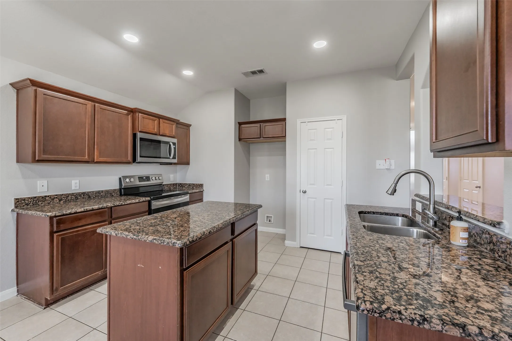 Single Family Residence For Sale in Hunt County , 3304 Overstreet Lane, Royse City, Texas 75189, 3 Bedroom, 2 Bathroom, 2 Garage spaces, 1,489 Sqft, built in 2012, mls#21345784, Real Estate Agent in Royse City, Homes For Sale in Hunt county, Homes For Sale in Royse City, Realtor in Royse City Texas, Real Estate Brokerage Independent Realty Texas, Luminita Cordes Realtor