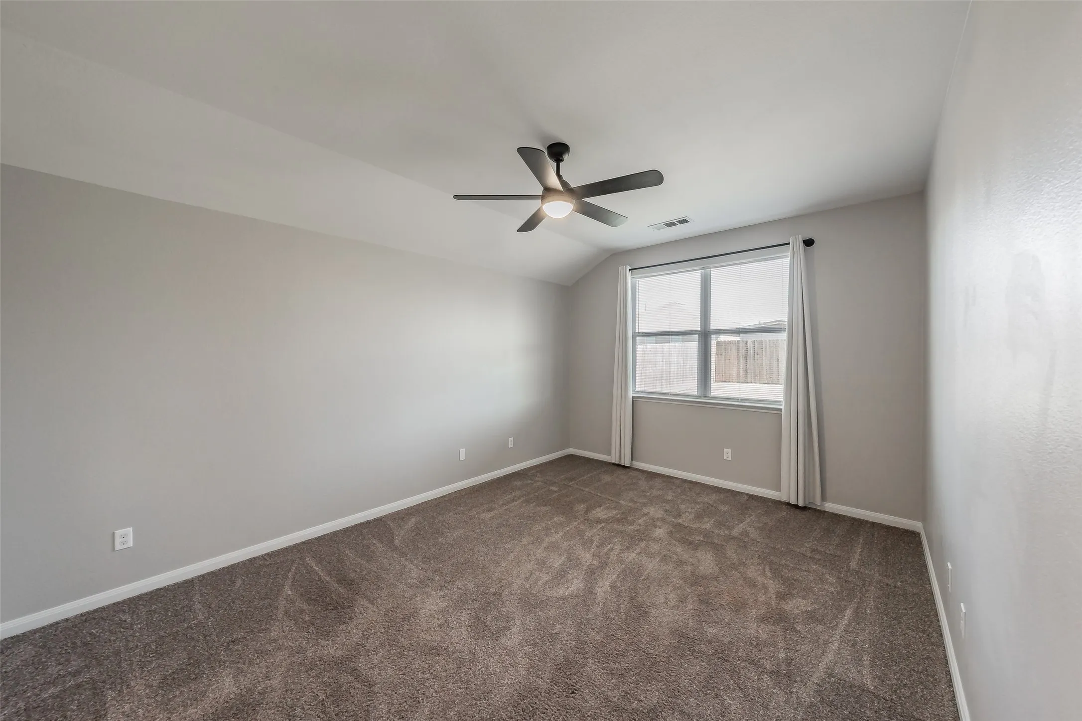 Single Family Residence For Sale in Hunt County , 3304 Overstreet Lane, Royse City, Texas 75189, 3 Bedroom, 2 Bathroom, 2 Garage spaces, 1,489 Sqft, built in 2012, mls#21345784, Real Estate Agent in Royse City, Homes For Sale in Hunt county, Homes For Sale in Royse City, Realtor in Royse City Texas, Real Estate Brokerage Independent Realty Texas, Luminita Cordes Realtor