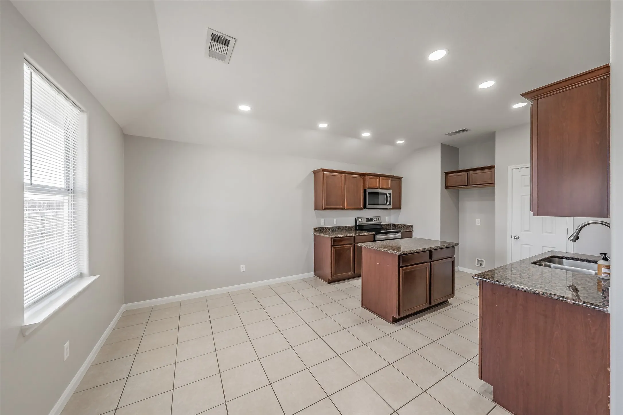 Single Family Residence For Sale in Hunt County , 3304 Overstreet Lane, Royse City, Texas 75189, 3 Bedroom, 2 Bathroom, 2 Garage spaces, 1,489 Sqft, built in 2012, mls#21345784, Real Estate Agent in Royse City, Homes For Sale in Hunt county, Homes For Sale in Royse City, Realtor in Royse City Texas, Real Estate Brokerage Independent Realty Texas, Luminita Cordes Realtor