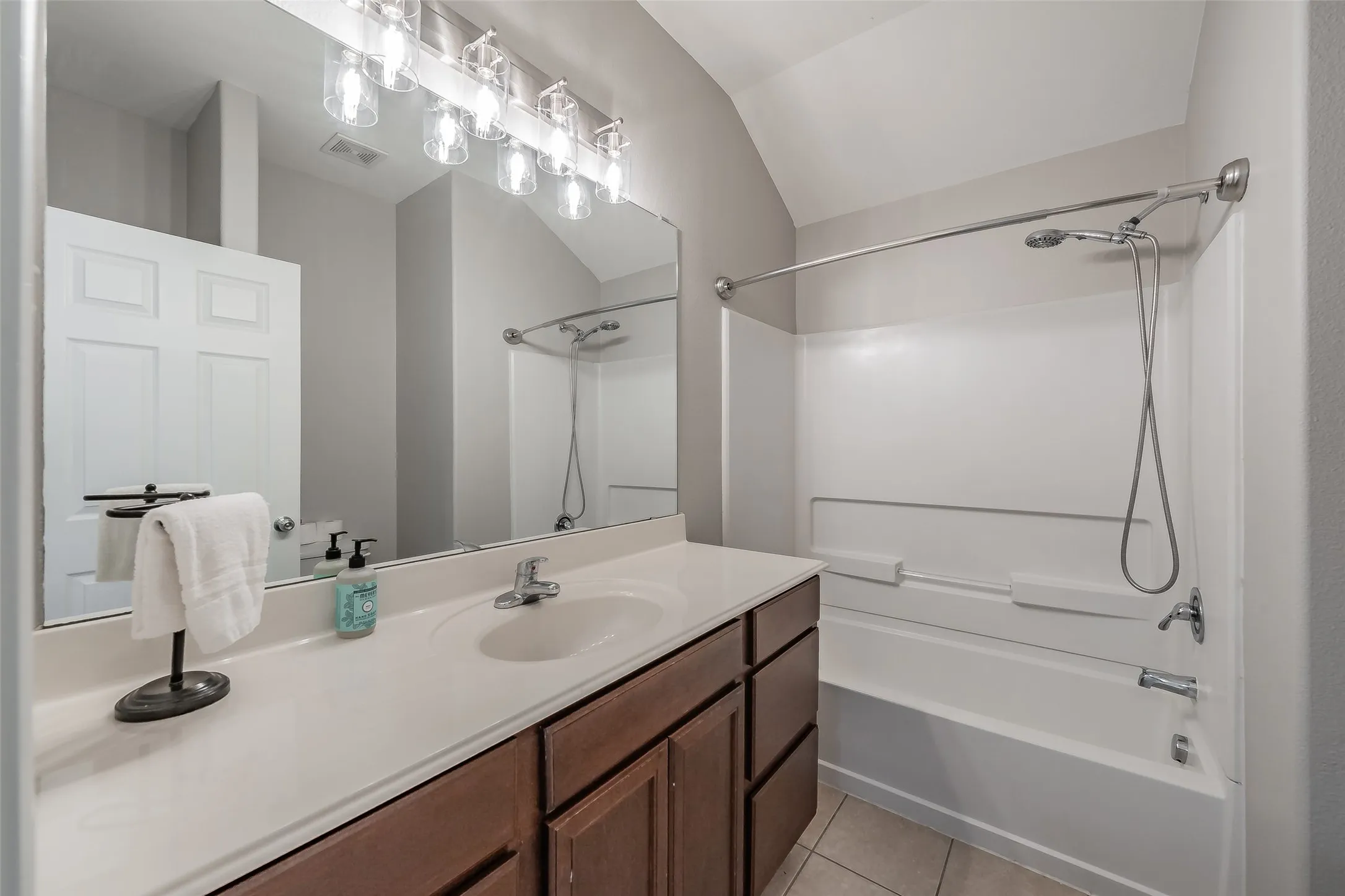Single Family Residence For Sale in Hunt County , 3304 Overstreet Lane, Royse City, Texas 75189, 3 Bedroom, 2 Bathroom, 2 Garage spaces, 1,489 Sqft, built in 2012, mls#21345784, Real Estate Agent in Royse City, Homes For Sale in Hunt county, Homes For Sale in Royse City, Realtor in Royse City Texas, Real Estate Brokerage Independent Realty Texas, Luminita Cordes Realtor