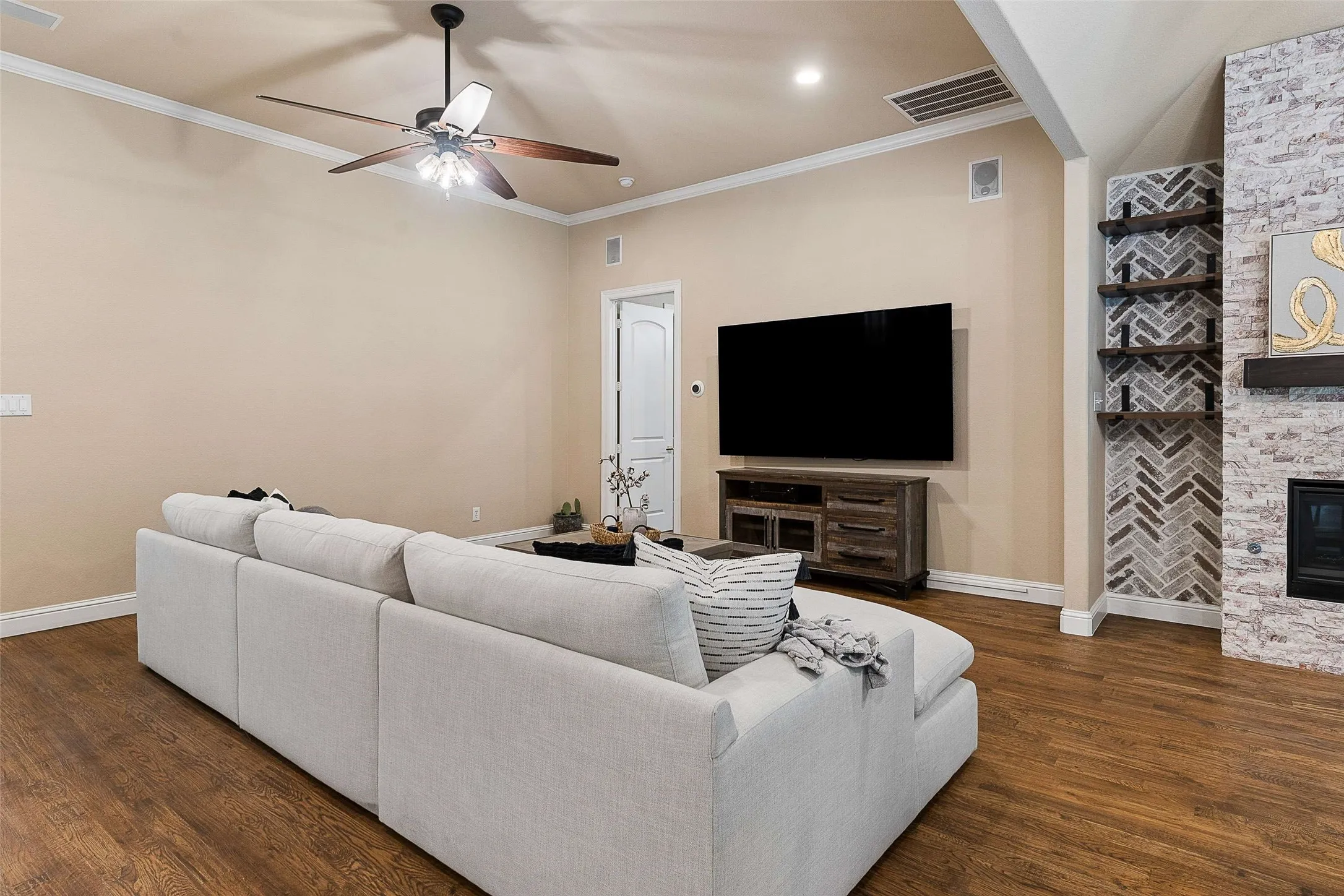Single Family Residence For Sale in Denton County , 6528 Shoreline Drive, Little Elm, Texas 75068, 4 Bedroom, 2 Bathroom, 3 Garage spaces, 2,366 Sqft, built in 2005, mls#21345251, Real Estate Agent in Little Elm, Homes For Sale in Denton county, Homes For Sale in Little Elm, Realtor in Little Elm Texas, Real Estate Brokerage Independent Realty Texas, Luminita Cordes Realtor