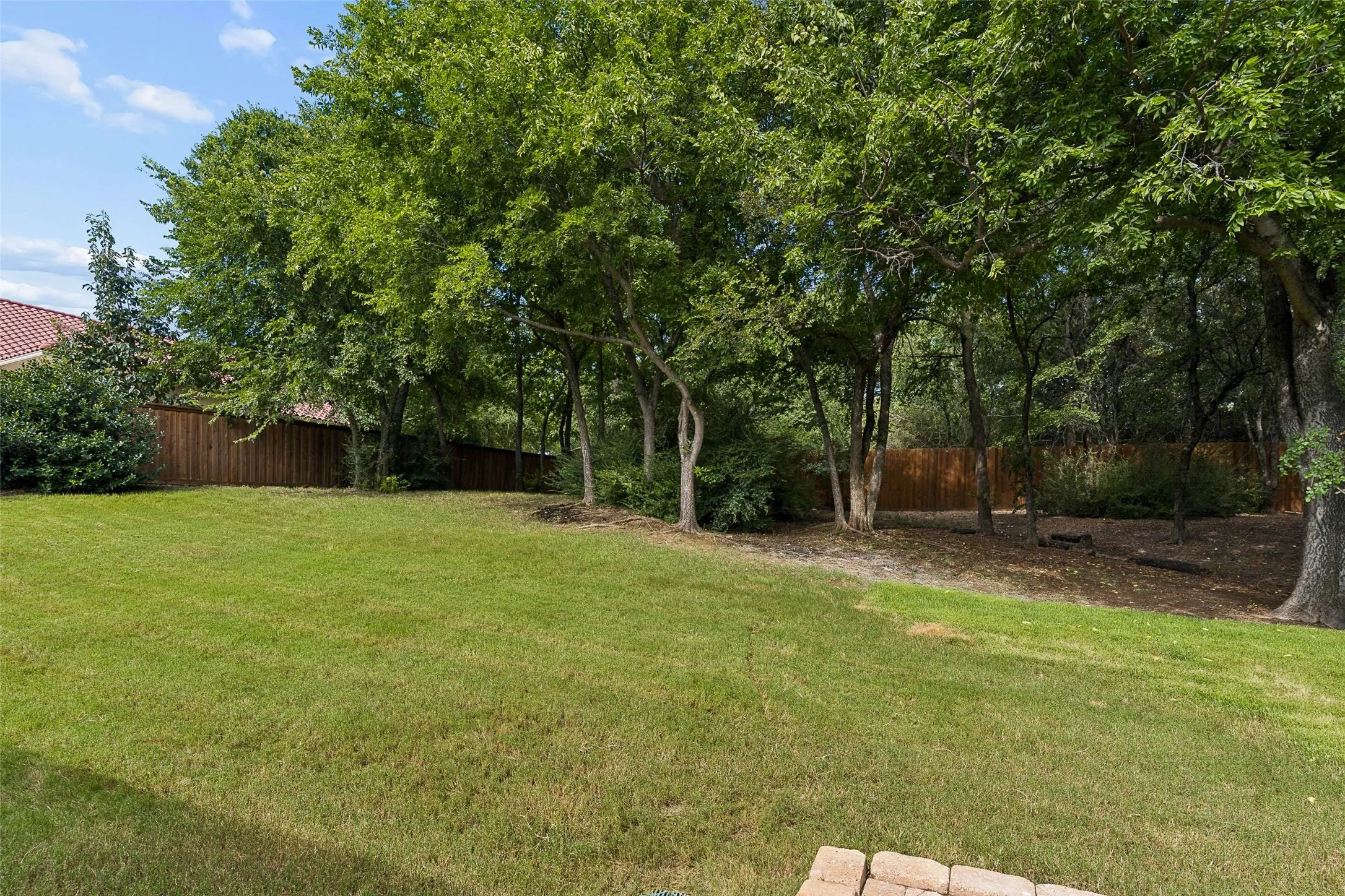 Single Family Residence For Sale in Denton County , 6528 Shoreline Drive, Little Elm, Texas 75068, 4 Bedroom, 2 Bathroom, 3 Garage spaces, 2,366 Sqft, built in 2005, mls#21345251, Real Estate Agent in Little Elm, Homes For Sale in Denton county, Homes For Sale in Little Elm, Realtor in Little Elm Texas, Real Estate Brokerage Independent Realty Texas, Luminita Cordes Realtor