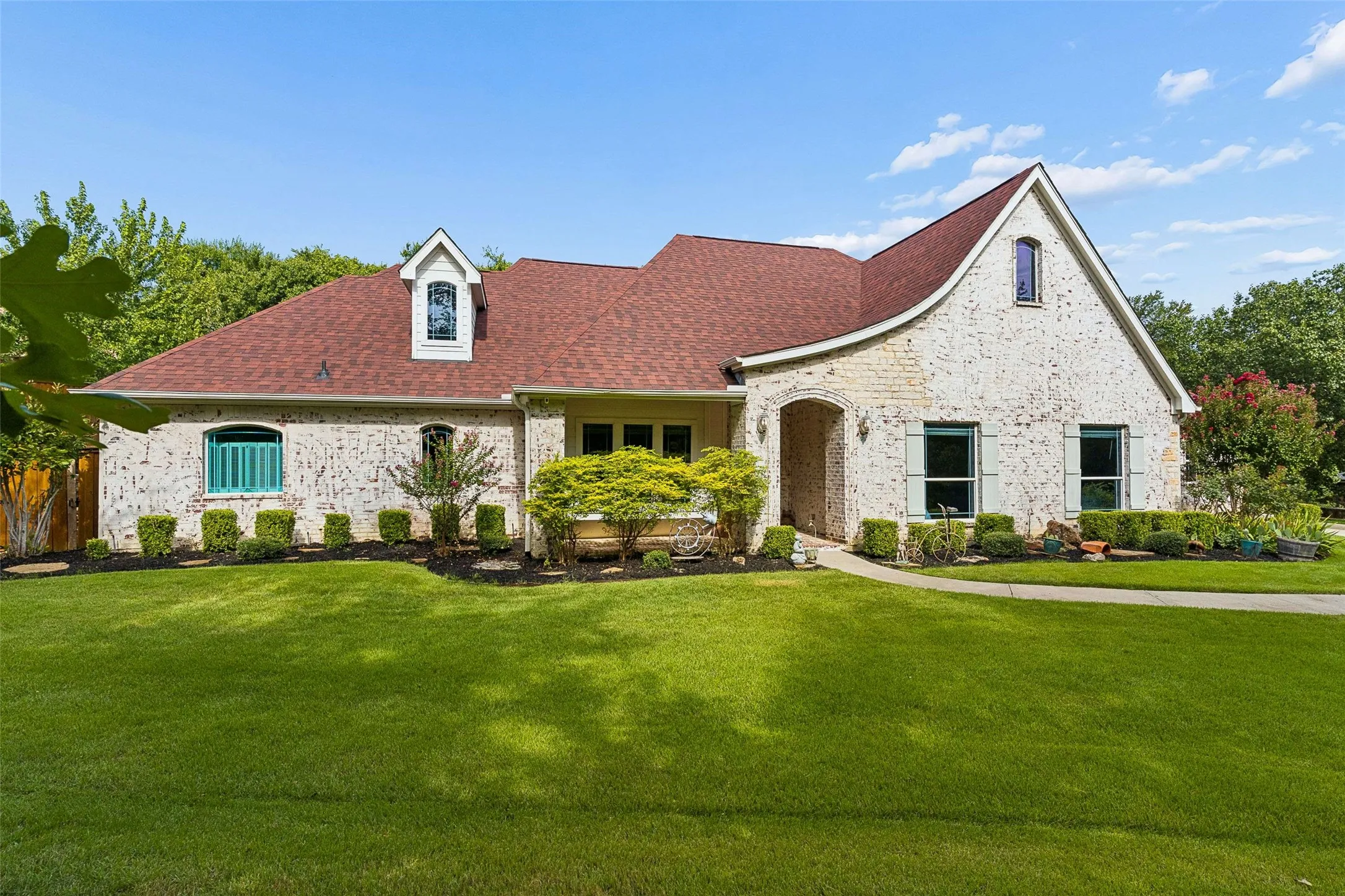 Single Family Residence For Sale in Denton County , 6528 Shoreline Drive, Little Elm, Texas 75068, 4 Bedroom, 2 Bathroom, 3 Garage spaces, 2,366 Sqft, built in 2005, mls#21345251, Real Estate Agent in Little Elm, Homes For Sale in Denton county, Homes For Sale in Little Elm, Realtor in Little Elm Texas, Real Estate Brokerage Independent Realty Texas, Luminita Cordes Realtor