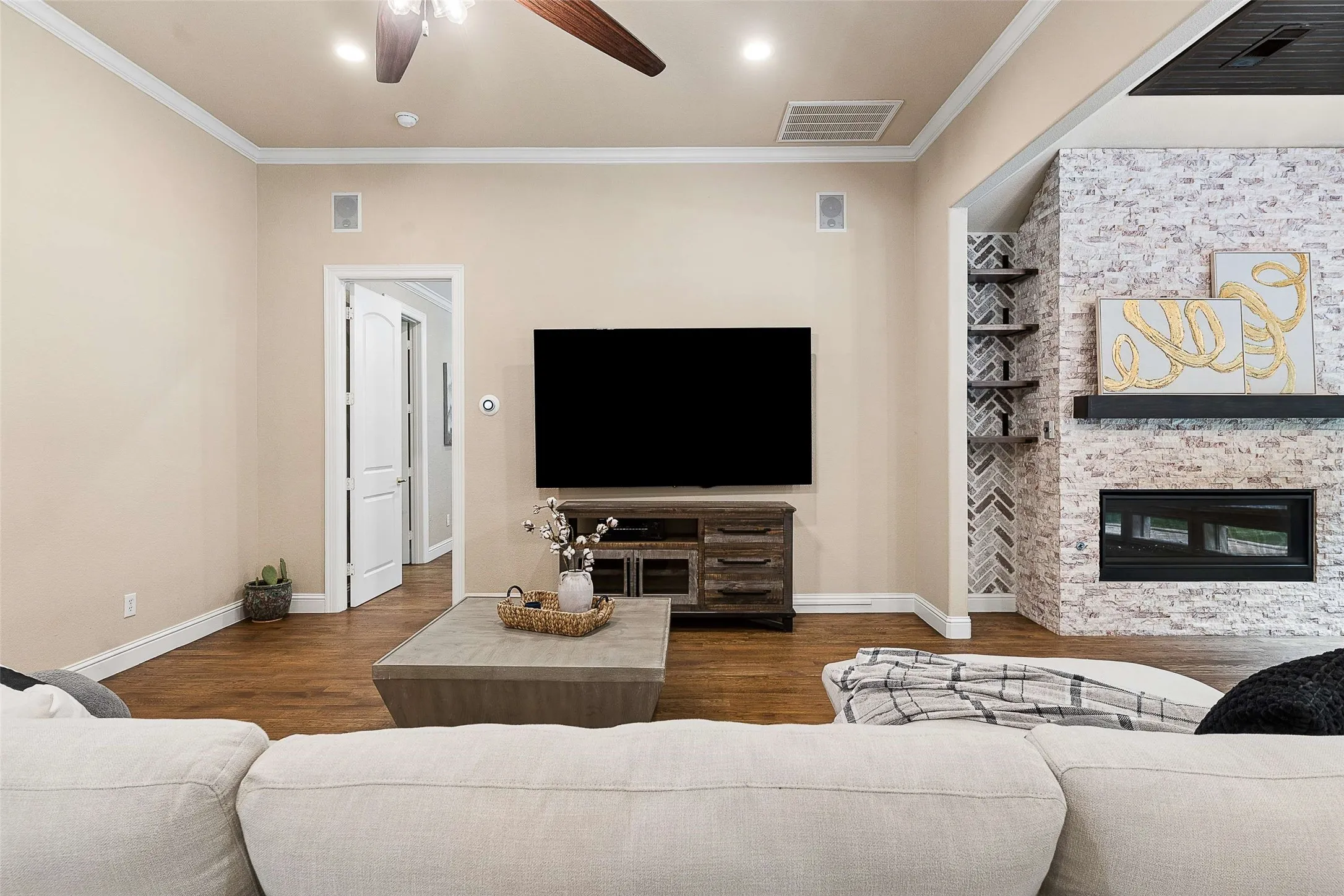 Single Family Residence For Sale in Denton County , 6528 Shoreline Drive, Little Elm, Texas 75068, 4 Bedroom, 2 Bathroom, 3 Garage spaces, 2,366 Sqft, built in 2005, mls#21345251, Real Estate Agent in Little Elm, Homes For Sale in Denton county, Homes For Sale in Little Elm, Realtor in Little Elm Texas, Real Estate Brokerage Independent Realty Texas, Luminita Cordes Realtor