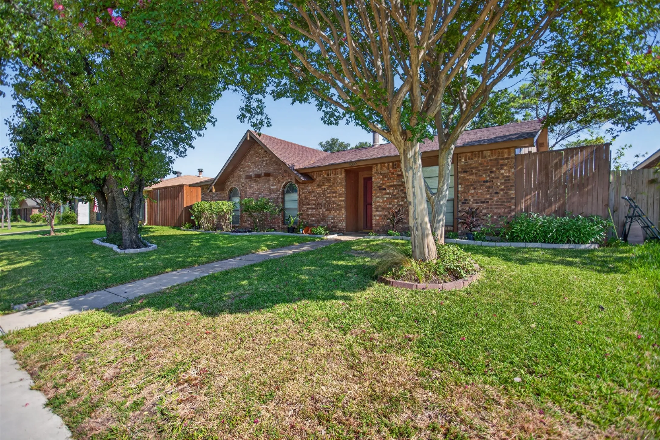 Single Family Residence For Sale in Rockwall County , 9009 Willowbrook Drive, Rowlett, Texas 75088, 3 Bedroom, 2 Bathroom, 2 Garage spaces, 1,481 Sqft, built in 1983, mls#21343798, Real Estate Agent in Rowlett, Homes For Sale in Rockwall county, Homes For Sale in Rowlett, Realtor in Rowlett Texas, Real Estate Brokerage Independent Realty Texas, Luminita Cordes Realtor