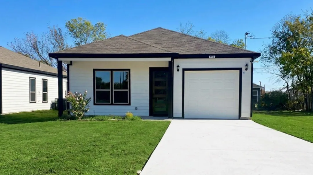 Single Family Residence For Sale in Navarro County , 915 E 11th Avenue, Corsicana, Texas 75110, 3 Bedroom, 2 Bathroom, 1 Garage spaces, 1,640 Sqft, built in 2023, mls#21346340, Real Estate Agent in Corsicana, Homes For Sale in Navarro county, Homes For Sale in Corsicana, Realtor in Corsicana Texas, Real Estate Brokerage Independent Realty Texas, Luminita Cordes Realtor