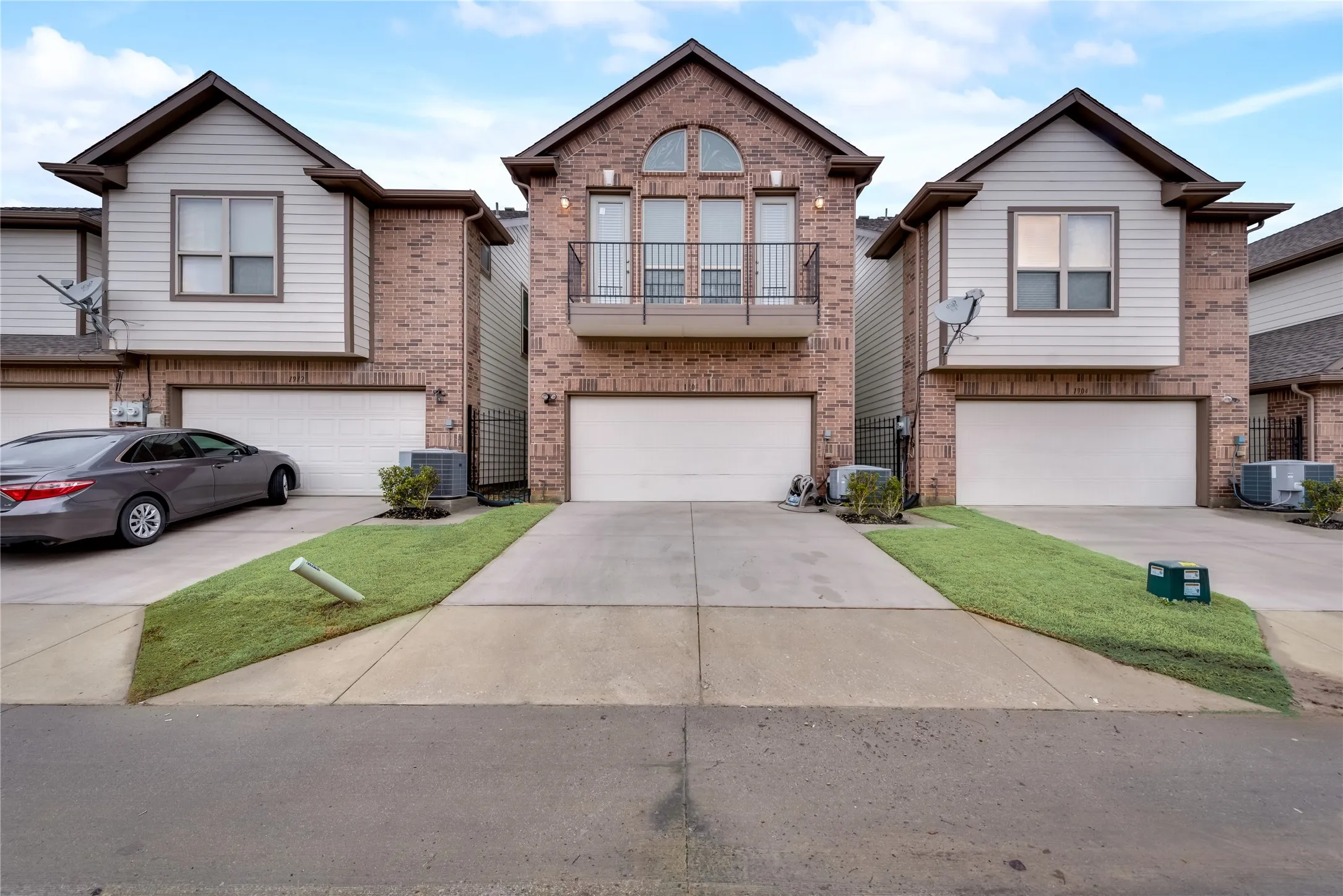 Townhouse For Rent in Dallas County , 1908 Loma Linda Drive, Irving, Texas 75063, 2 Bedroom, 3 Bathroom, 2 Garage spaces, 2,125 Sqft, built in 2009, mls#21346324, Real Estate Agent in Irving, Homes For Rent in Dallas county, Homes For Rent in Irving, Realtor in Irving Texas, Real Estate Brokerage Independent Realty Texas, Luminita Cordes Realtor