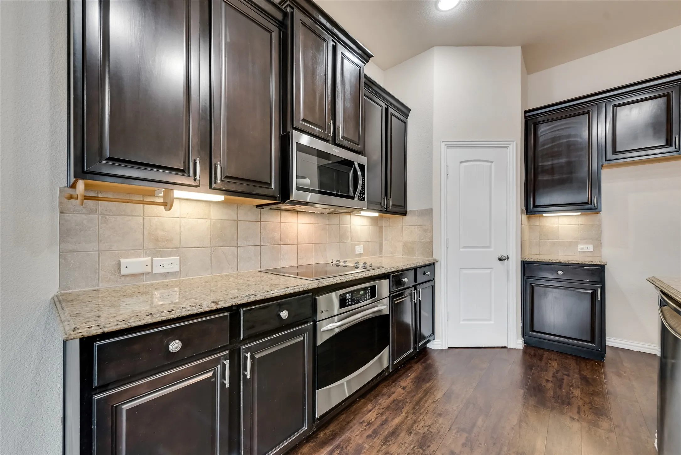 Townhouse For Rent in Dallas County , 1908 Loma Linda Drive, Irving, Texas 75063, 2 Bedroom, 3 Bathroom, 2 Garage spaces, 2,125 Sqft, built in 2009, mls#21346324, Real Estate Agent in Irving, Homes For Rent in Dallas county, Homes For Rent in Irving, Realtor in Irving Texas, Real Estate Brokerage Independent Realty Texas, Luminita Cordes Realtor