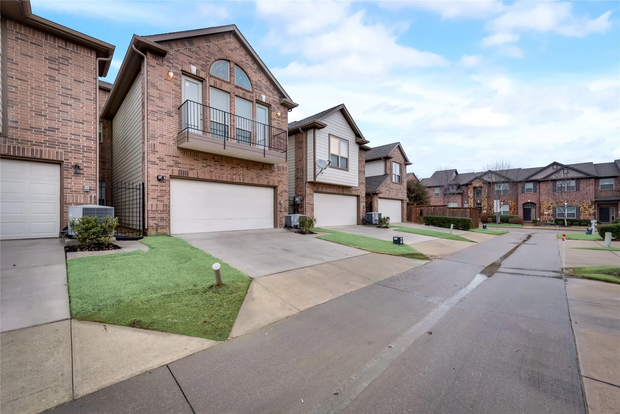 Townhouse For Rent in Dallas County , 1908 Loma Linda Drive, Irving, Texas 75063, 2 Bedroom, 3 Bathroom, 2 Garage spaces, 2,125 Sqft, built in 2009, mls#21346324, Real Estate Agent in Irving, Homes For Rent in Dallas county, Homes For Rent in Irving, Realtor in Irving Texas, Real Estate Brokerage Independent Realty Texas, Luminita Cordes Realtor
