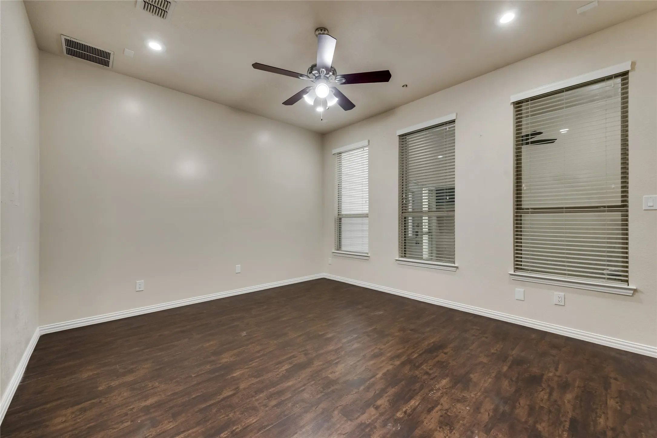 Townhouse For Rent in Dallas County , 1908 Loma Linda Drive, Irving, Texas 75063, 2 Bedroom, 3 Bathroom, 2 Garage spaces, 2,125 Sqft, built in 2009, mls#21346324, Real Estate Agent in Irving, Homes For Rent in Dallas county, Homes For Rent in Irving, Realtor in Irving Texas, Real Estate Brokerage Independent Realty Texas, Luminita Cordes Realtor
