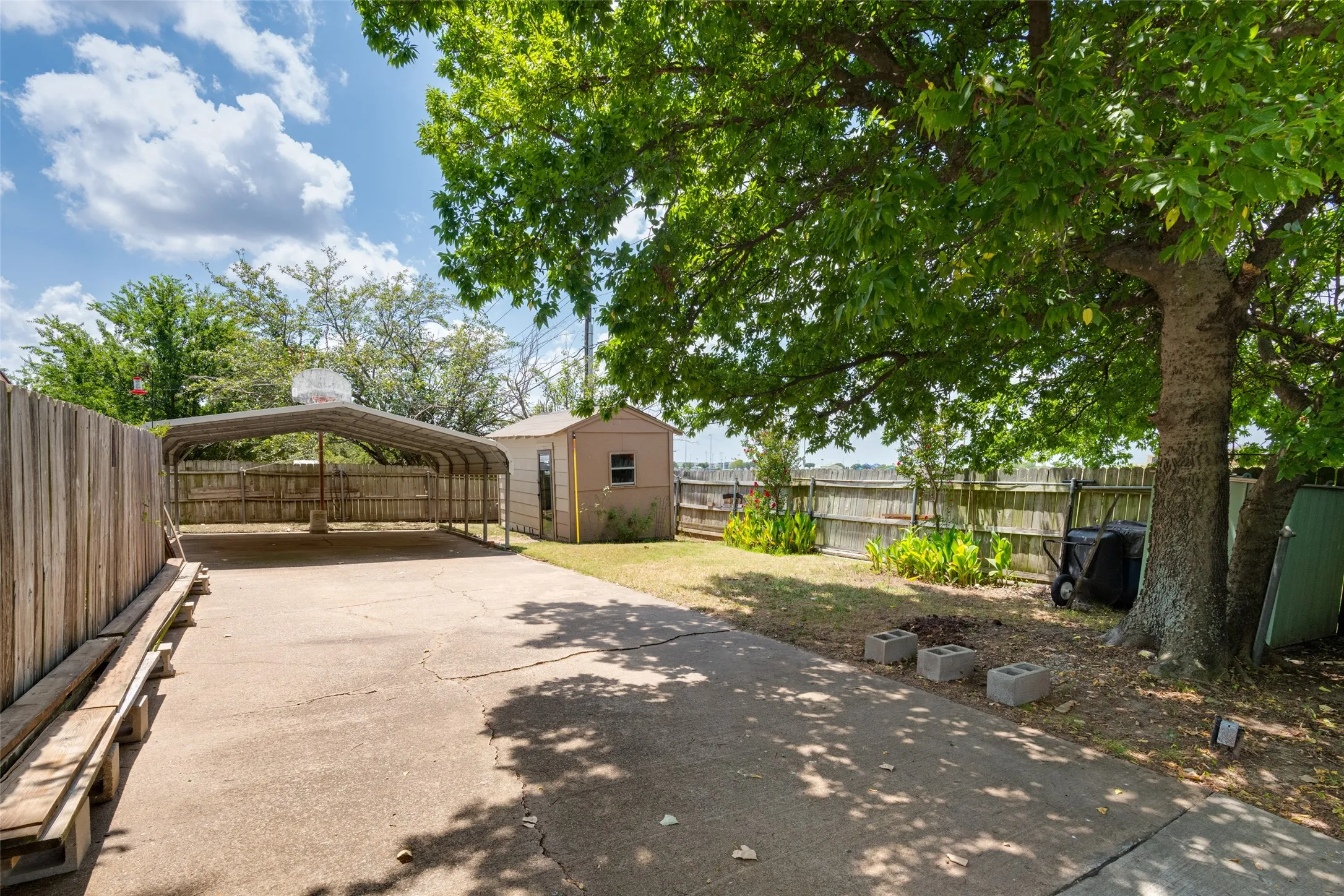 Single Family Residence For Sale in Hunt County , 6700 Sayle Street, Greenville, Texas 75402, 3 Bedroom, 2 Bathroom, 2 Garage spaces, 1,523 Sqft, built in 1977, mls#21344251, Real Estate Agent in Greenville, Homes For Sale in Hunt county, Homes For Sale in Greenville, Realtor in Greenville Texas, Real Estate Brokerage Independent Realty Texas, Luminita Cordes Realtor