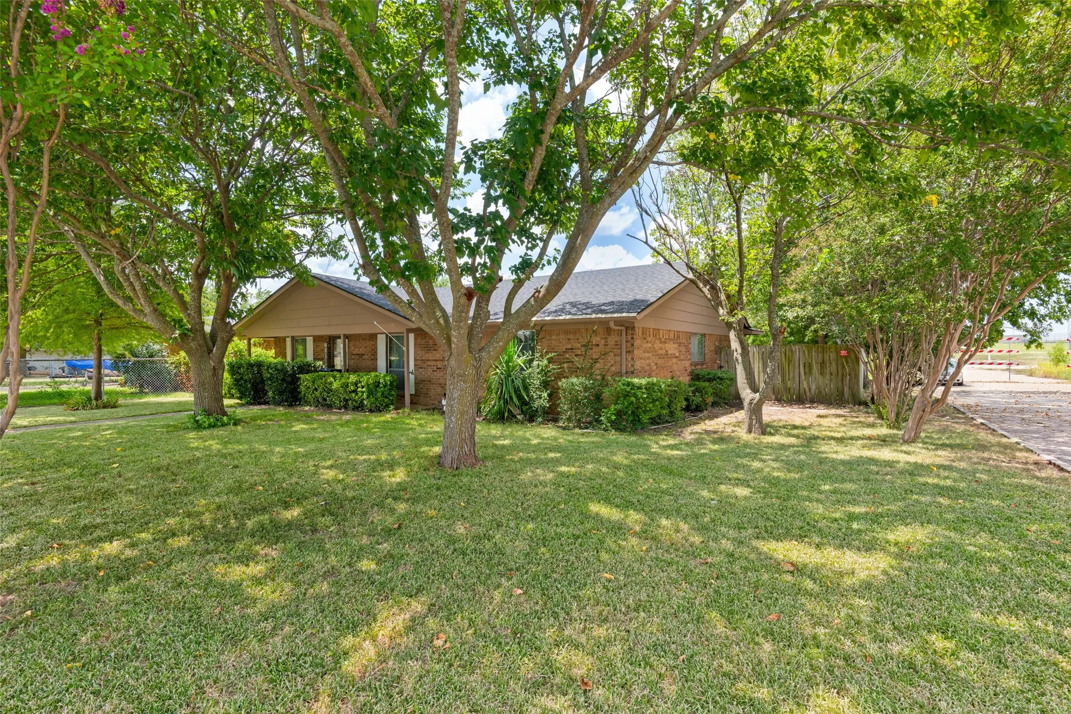 Single Family Residence For Sale in Hunt County , 6700 Sayle Street, Greenville, Texas 75402, 3 Bedroom, 2 Bathroom, 2 Garage spaces, 1,523 Sqft, built in 1977, mls#21344251, Real Estate Agent in Greenville, Homes For Sale in Hunt county, Homes For Sale in Greenville, Realtor in Greenville Texas, Real Estate Brokerage Independent Realty Texas, Luminita Cordes Realtor