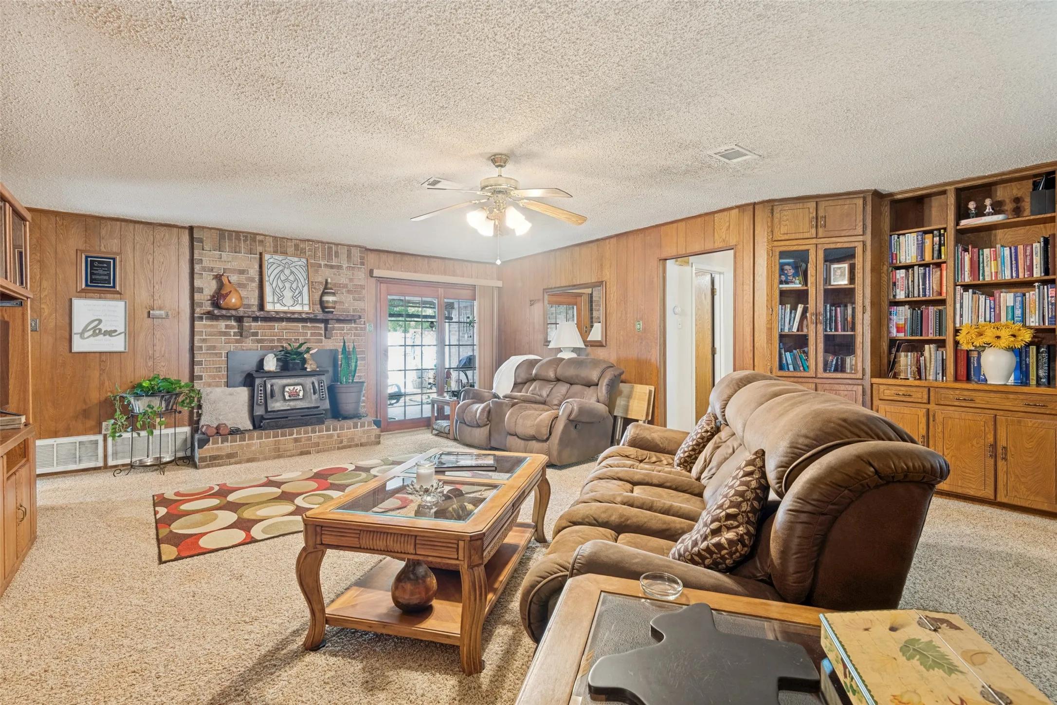 Single Family Residence For Sale in Hunt County , 6700 Sayle Street, Greenville, Texas 75402, 3 Bedroom, 2 Bathroom, 2 Garage spaces, 1,523 Sqft, built in 1977, mls#21344251, Real Estate Agent in Greenville, Homes For Sale in Hunt county, Homes For Sale in Greenville, Realtor in Greenville Texas, Real Estate Brokerage Independent Realty Texas, Luminita Cordes Realtor