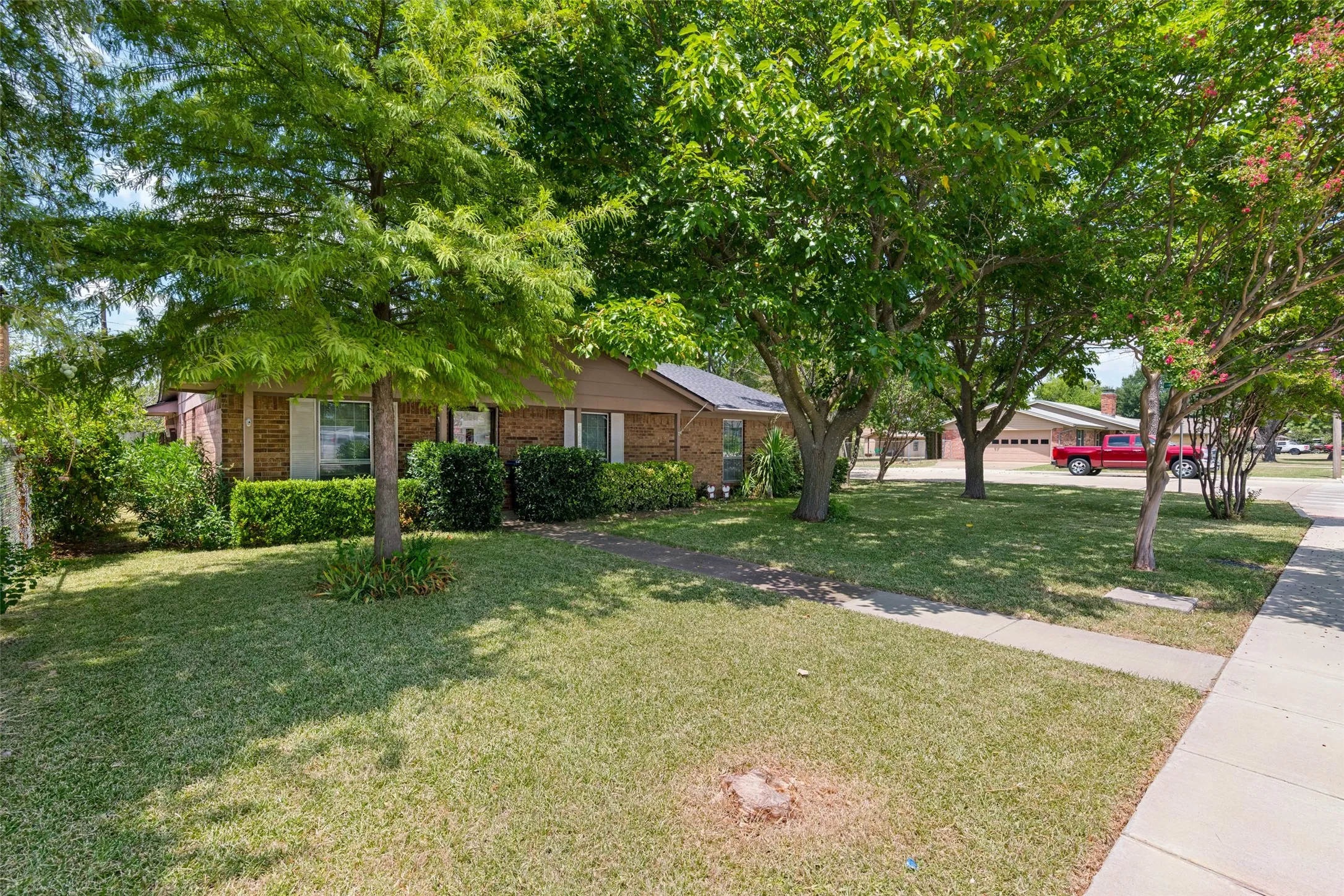 Single Family Residence For Sale in Hunt County , 6700 Sayle Street, Greenville, Texas 75402, 3 Bedroom, 2 Bathroom, 2 Garage spaces, 1,523 Sqft, built in 1977, mls#21344251, Real Estate Agent in Greenville, Homes For Sale in Hunt county, Homes For Sale in Greenville, Realtor in Greenville Texas, Real Estate Brokerage Independent Realty Texas, Luminita Cordes Realtor