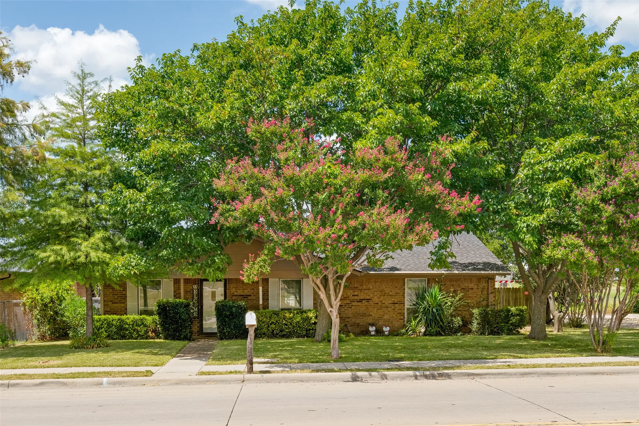 Single Family Residence For Sale in Hunt County , 6700 Sayle Street, Greenville, Texas 75402, 3 Bedroom, 2 Bathroom, 2 Garage spaces, 1,523 Sqft, built in 1977, mls#21344251, Real Estate Agent in Greenville, Homes For Sale in Hunt county, Homes For Sale in Greenville, Realtor in Greenville Texas, Real Estate Brokerage Independent Realty Texas, Luminita Cordes Realtor