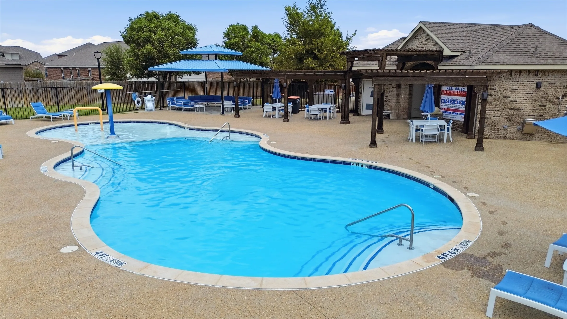 Community swimming pool with a gradual entry and integrated splash pad