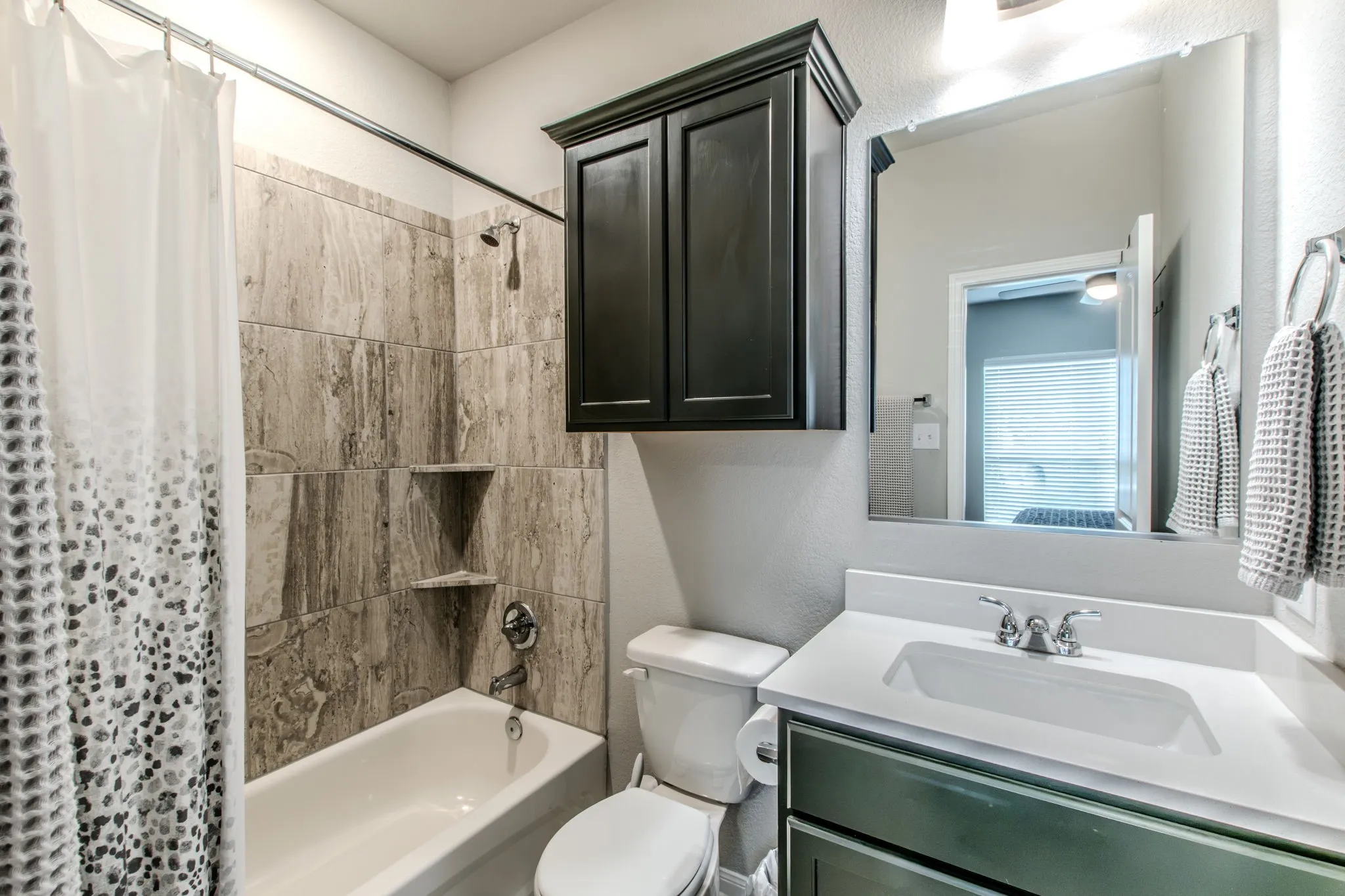 Second/guest en-suite bathroom