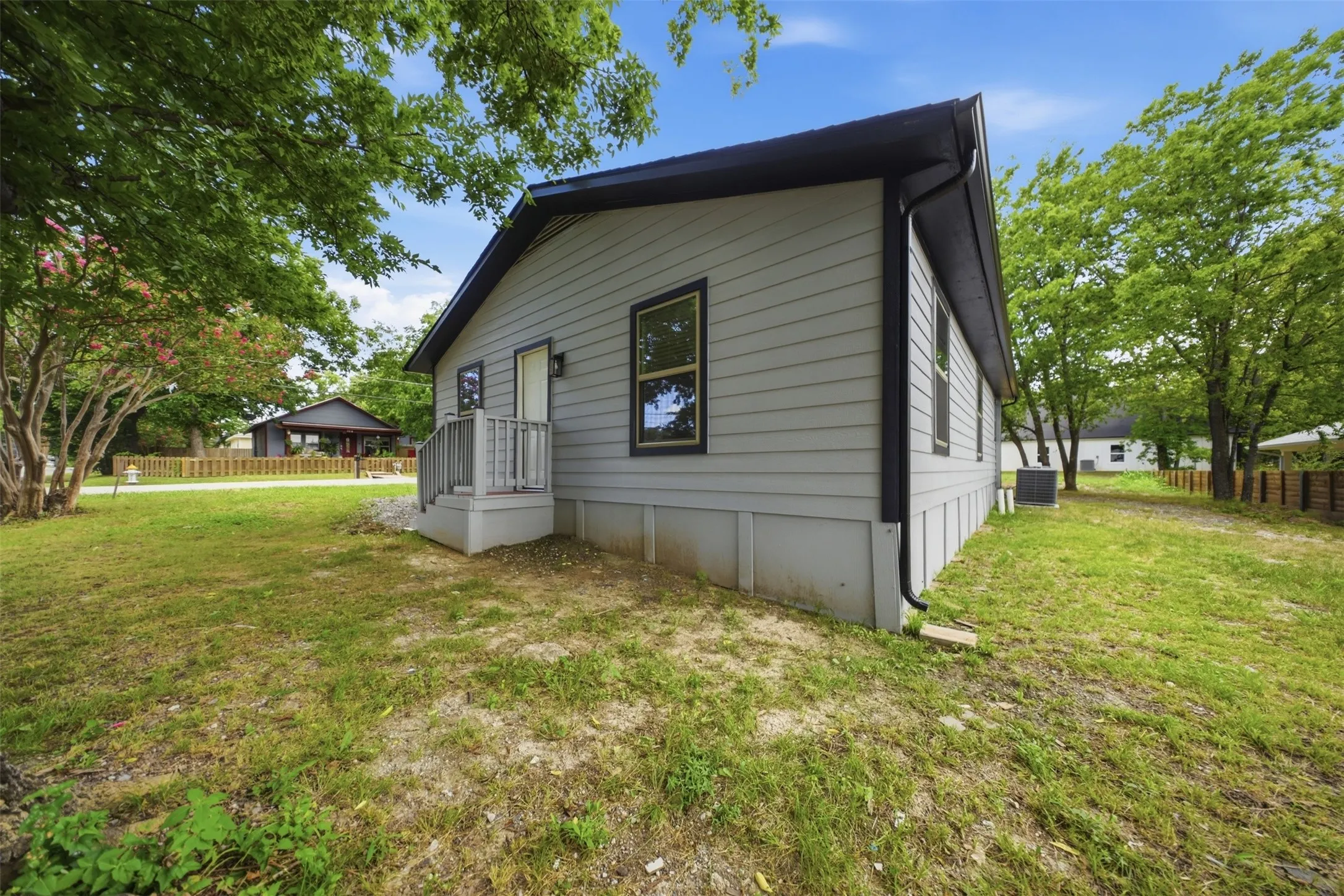 Single Family Residence For Sale in Fannin County , 500 S 4th Street, Bonham, Texas 75418, 3 Bedroom, 2 Bathroom, Garage spaces, 1,240 Sqft, built in 1976, mls#21343130, Real Estate Agent in Bonham, Homes For Sale in Fannin county, Homes For Sale in Bonham, Realtor in Bonham Texas, Real Estate Brokerage Independent Realty Texas, Luminita Cordes Realtor